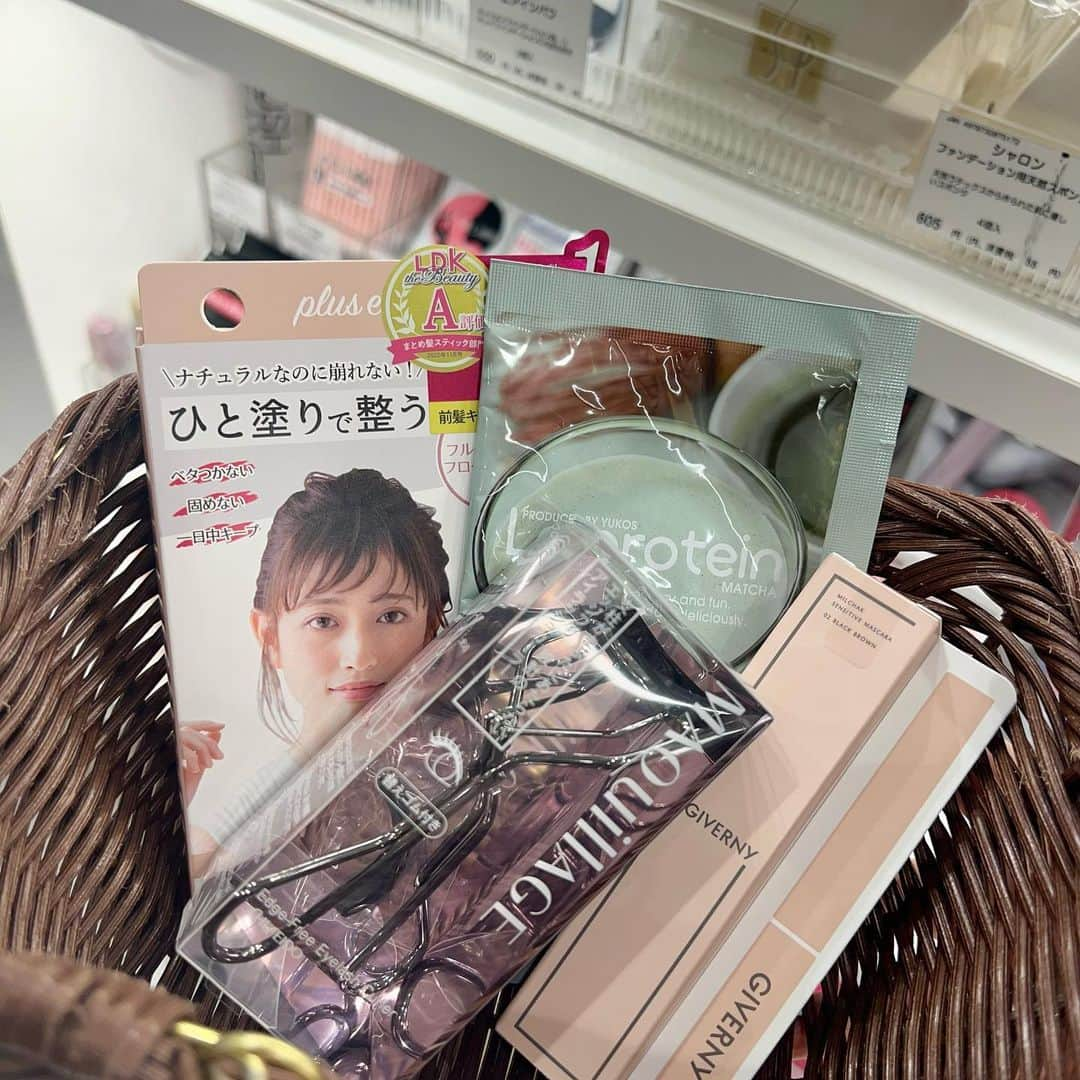 奥原ゆきのさんのインスタグラム写真 - (奥原ゆきのInstagram)「shop inさんで「Fan Fun Cosme!」というコスメ好きの為のイベントを9/15～10/31で実施しているとのことで、久しぶりにお買い物してきました〜 化粧品を選んでる時間ってあっという間に過ぎちゃいますよね‥。 ぐるぐる店内を何周もしちゃう‥💦 shop inはテスターも多くて、プチプラコスメはもちろん、オーガニックコスメやニッチなものまで揃っているので、よく行きます🌬  今回は、 ・ファンデーションを愛用中のGIVERNYから出ていたマスカラ ・最近まつげパーマが取れてきたのでビューラー などを買ってきました(^^)  使ってみると、特にマスカラのブラシが細くて下まつ毛にも塗りやすかった👀 マキアージュのビューラーは安定。沢山試したけど、私はこれが1番根本から上がります✨  WHOMEEから出てた、ショップイン限定カラーアイブロウブラシも買うか迷ったので今度また見に行こうと思うと思います  @shopin_photography #ショップイン#shopin#私の推しコス#コスメ#メイク#コスメ購入品#コスメマニア#SNSで話題#マスクメイク#新作コスメ#韓国コスメ#pr #giverny #マスカラ #恵比寿 #コスメコンシェルジュ #ビューラー #前髪 #前髪キープ #プロテイン #購入品」9月20日 20時47分 - yukino_okuhara