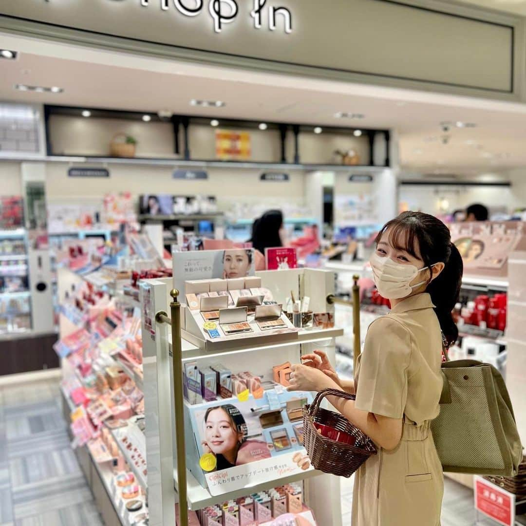 奥原ゆきのさんのインスタグラム写真 - (奥原ゆきのInstagram)「shop inさんで「Fan Fun Cosme!」というコスメ好きの為のイベントを9/15～10/31で実施しているとのことで、久しぶりにお買い物してきました〜 化粧品を選んでる時間ってあっという間に過ぎちゃいますよね‥。 ぐるぐる店内を何周もしちゃう‥💦 shop inはテスターも多くて、プチプラコスメはもちろん、オーガニックコスメやニッチなものまで揃っているので、よく行きます🌬  今回は、 ・ファンデーションを愛用中のGIVERNYから出ていたマスカラ ・最近まつげパーマが取れてきたのでビューラー などを買ってきました(^^)  使ってみると、特にマスカラのブラシが細くて下まつ毛にも塗りやすかった👀 マキアージュのビューラーは安定。沢山試したけど、私はこれが1番根本から上がります✨  WHOMEEから出てた、ショップイン限定カラーアイブロウブラシも買うか迷ったので今度また見に行こうと思うと思います  @shopin_photography #ショップイン#shopin#私の推しコス#コスメ#メイク#コスメ購入品#コスメマニア#SNSで話題#マスクメイク#新作コスメ#韓国コスメ#pr #giverny #マスカラ #恵比寿 #コスメコンシェルジュ #ビューラー #前髪 #前髪キープ #プロテイン #購入品」9月20日 20時47分 - yukino_okuhara