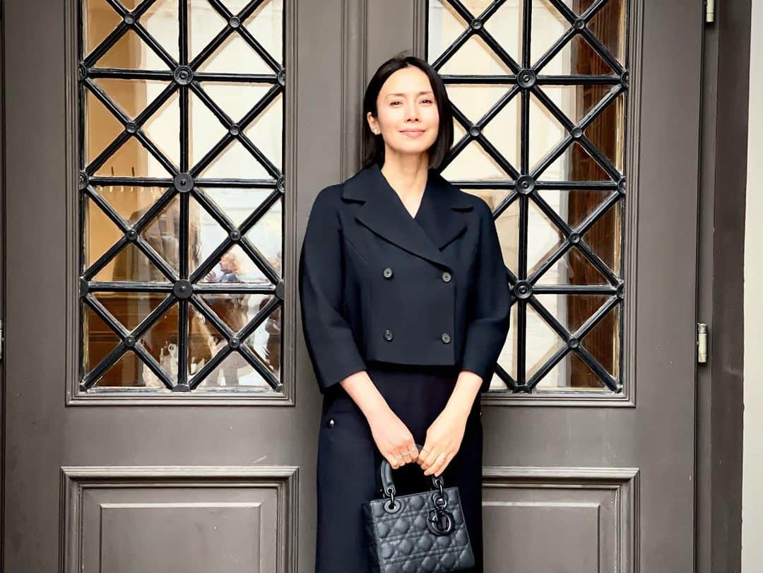 中谷美紀さんのインスタグラム写真 - (中谷美紀Instagram)「この度の台風では多くの方がご不自由を強いられたとのこと、皆様の安否を案じておりました。  こちらオーストリアでも、原発爆発の危機と隣り合わせのウクライナ情勢と併せて日本の台風がニュースとなり、近所の方々からご心配のお声がけを数々いただきました。  そして、このような先行きの見えない時代だからこそ、人々は音楽につかの間の安らぎを求めてコンサートホールに集います。  ウィーンの楽友協会にて、ズービン・メータ氏指揮、マルタ・アルゲリッチ氏ピアノ、そしてウィーンフィルの厚みのある演奏により、シューマンのピアノコンチェルトと、ブルックナーの交響曲4番が奏でられましたが、今年のハイライトと言っても過言ではないほど、黄金色のホールはひときわ熱気を帯びていました。  リハーサル中に、60年以上にわたるウィーンフィルとの豊かな時間の追憶について何度も言及なさったという86歳のメータ氏。  81歳にして現役のアルゲリッチ氏に至っては、若かりし頃よりキャンセルが多いため、ステージに現れるか否かは賭けに等しく、演奏を聴くことは奇跡だと言われており、チケット入手は困難を極めました。  かろうじてステージ上の、アルヴィン・フォーク氏が奏でるティンパニの真後ろの席をいただくことができましたが、アルゲリッチ氏の演奏姿は全く見えませんでした。  しかし、見えないからこそ、繊細な感性で奏でられるピアノの調べを純粋に楽しむことが叶いました。  さらには、尊厳に溢れたメータさんの、慈愛に満ちたアイコンタクトに全身全霊で応えようとする音楽家たちの気持ちが手に取るように感じられ、 同じ船に乗って航海をしているような気分を味わうこととなりました。  ステージに上がる直前に「何かとんでもないことが起こるかも知れない」とメータ氏に不安を吐露していたというアルゲリッチ氏。  彼女のように技術も解釈も表現も優れた希代の大スターであっても、本番を恐れる気持ちを携えていらっしゃるのですから、私たちが人前で演じることを恐れるのも仕方のないことなのでしょう。  お歳を召したお二方とも暗譜していらして、楽譜なしだったことにも驚きましたが。  次にいつ開催されるとは知れぬ奇跡の一期一会は、ロックスターも顔負けの歓声とスタンディングオーベイションをもって歓迎されました。  もうこれ以上悲しいニュースを聴きたくないと、耳を塞ぎ、目を覆いたくなる境地を救ってくれるのが音楽なのです。  皆様のお心に平穏がもたらされますように、お祈りいたしております。  很遗憾地通知您，台湾发生了大规模地震。  Zum Glück könnte ich das wondervolle Konzert von Zubin Mehta und Martha Argerich mit Wienerphilharmoniker genießen.  #オーストリア #ウィーン #ウィーンフィル #ズービンメータ #マルタアルゲリッチ #クラシックコンサート #楽友協会  #海外暮らし #ディオール #ディオールジュエリー #レディディオール  #中谷美紀 #visitaustria  #visitvienna  #viennaphilharmonic  #wienerphilharmoniker  #zubinmehta  #marthaargerich  #musikverein  #dior #diorjewelry  #diorjoaillerie  #ladydior  #mikinakatani」9月20日 21時02分 - mikinakatanioffiziell