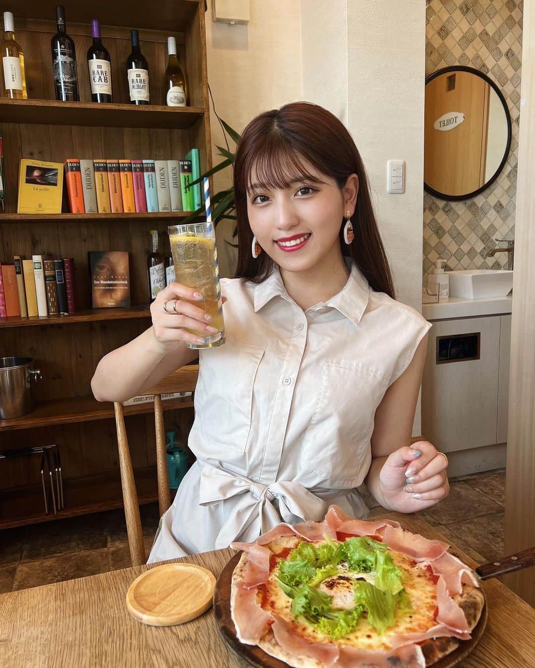 宇佐神星（きらり）さんのインスタグラム写真 - (宇佐神星（きらり）Instagram)「糸島ランチ🤍  デザートには海を眺めながら大きなパフェをペロリ🤤 秋の果物ってどれも美味しいよね🍇  服は全身 @azulbymoussy_official のアイテムを使ってカジュアルめに⚜️」9月20日 21時22分 - kirari_usami