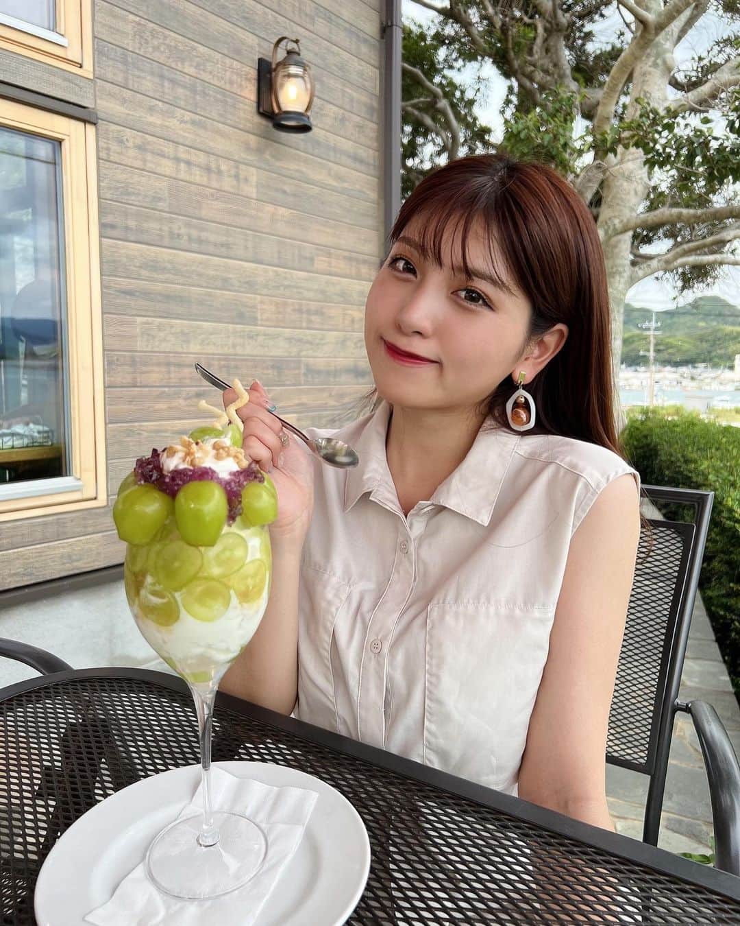 宇佐神星（きらり）さんのインスタグラム写真 - (宇佐神星（きらり）Instagram)「糸島ランチ🤍  デザートには海を眺めながら大きなパフェをペロリ🤤 秋の果物ってどれも美味しいよね🍇  服は全身 @azulbymoussy_official のアイテムを使ってカジュアルめに⚜️」9月20日 21時22分 - kirari_usami