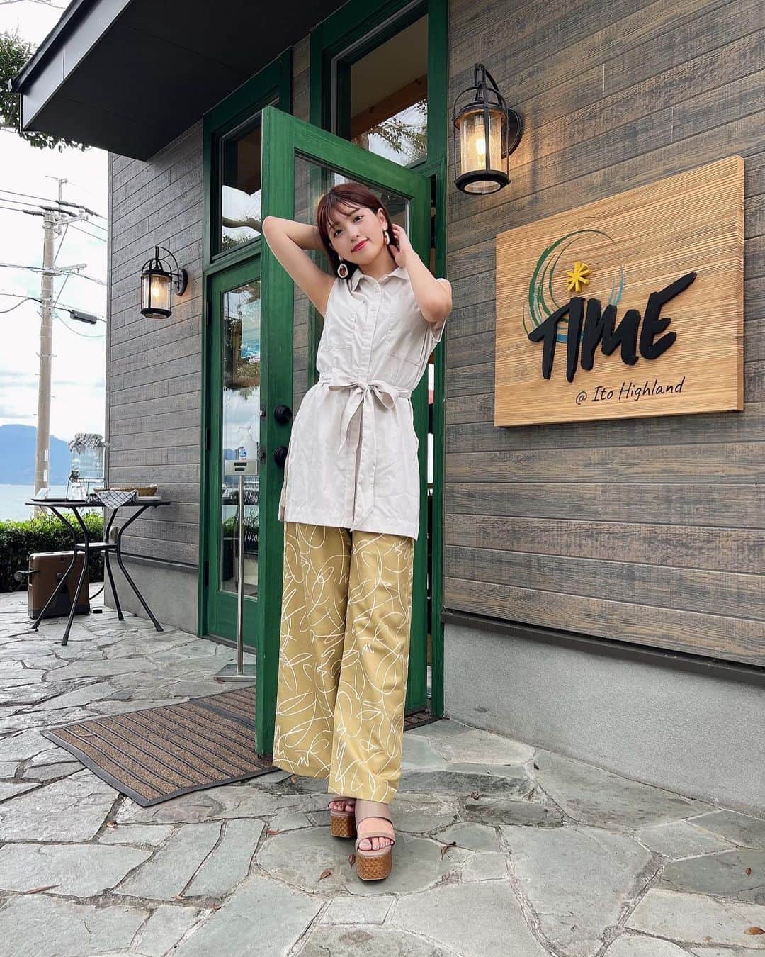 宇佐神星（きらり）さんのインスタグラム写真 - (宇佐神星（きらり）Instagram)「糸島ランチ🤍  デザートには海を眺めながら大きなパフェをペロリ🤤 秋の果物ってどれも美味しいよね🍇  服は全身 @azulbymoussy_official のアイテムを使ってカジュアルめに⚜️」9月20日 21時22分 - kirari_usami