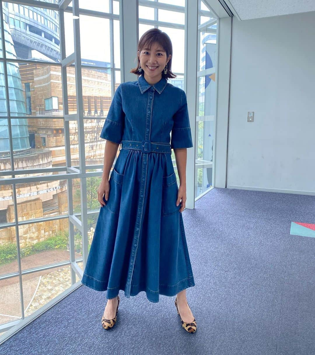 潮田玲子さんのインスタグラム写真 - (潮田玲子Instagram)「今朝のグッドモーニングの衣装はデニムワンピースでした👗 女性陣からのウケが良くて嬉しかったです🥰🤭💓🙏  デニムワンピース @co  ピアス @abiste_official  #グッドモーニング #衣装紹介」9月20日 21時44分 - reikoshiota_official