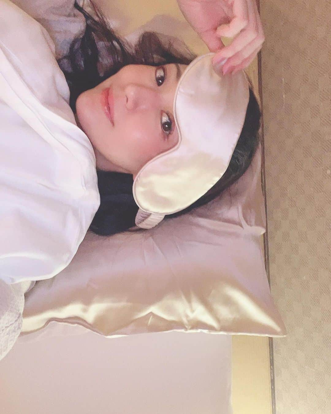 吉山りささんのインスタグラム写真 - (吉山りさInstagram)「😪 眠る時はシルクの枕カバーとアイマスク10年近く愛用してます❣  そんな大好きなシルクがSHEINにあったのでそっこー購入😍😍😍  髪にも肌にも優しいシルクはめちゃくちゃオススメ❣️  𓀤 もふもふスリッパは間違いなく正解😎💓 （普段23~23.5でこのサイズでピッタリ👠💕）  （昨日もクーポン使って5000円分位購入したら、翌日に発送メール来てハロウィンに間に合いそうで嬉しい😎㊙️）   📍クーポンコードで割引🫶🏻  ↓↓↓ 『risayoshiyama』 （※ご購入手続き→クーポン適用で記入⭕️）    ✅1～5,999円まで15%OFF  ✅6000円以上は20%OFF （⚠️9月30日まで）  @shein_japan @sheinofficial  #shein #shein購入品 #sheinstyle #SHEINforall #SHEIN  📍risayoshiyama(extra 15%~20% off, valid until 9/30)   #ハロウィン #クーポン #アイマスク  #シルク #silk  #美髪 #美肌  #美肌ケア    #吉山りさ #モデル #フリーモデル #Japanese #Japan #ママモデル #美容 #美  #beauty  #温泉女子」9月20日 21時45分 - oreorerisa