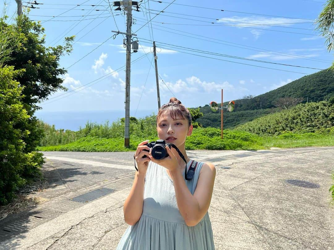 櫻井音乃さんのインスタグラム写真 - (櫻井音乃Instagram)「今回は【悪石島】へ🌴 ・ みてください、音の写真での満面の笑みを！！ ここでは、人生で初めて人の暖かさに感動して涙を流しました。 行きは10時間かけて島へ行き、約2日の滞在。帰りはほぼ24時間船に乗り帰りました。 こんな経験は、人生に何回あるかわかりません。 島の皆さんが家族のように迎えてくれて、一緒にお祭りを楽しみ、そして最後は皆さんが手を振って送ってくれました。 皆さんの前では泣かなかったですが、背を向けて1人で泣きました。感動しました。 ・ 悪石島の皆さん❤︎Instagramはみてくれてますか？ 皆さんがくれた暖かい心は一生忘れません。そしてまたいつか行きたいです。 その時まで覚えててください！もっともっと大きな人になって、また行きます！ 素敵な経験をありがとうございました🥹 ・ YouTubeで『まつりと』というお祭りを紹介するプロジェクトに出演中〜！！ ・ #まつりと #悪石島 #ボゼ祭り #櫻井音乃 #カメラ女子」9月20日 22時27分 - o_to.08