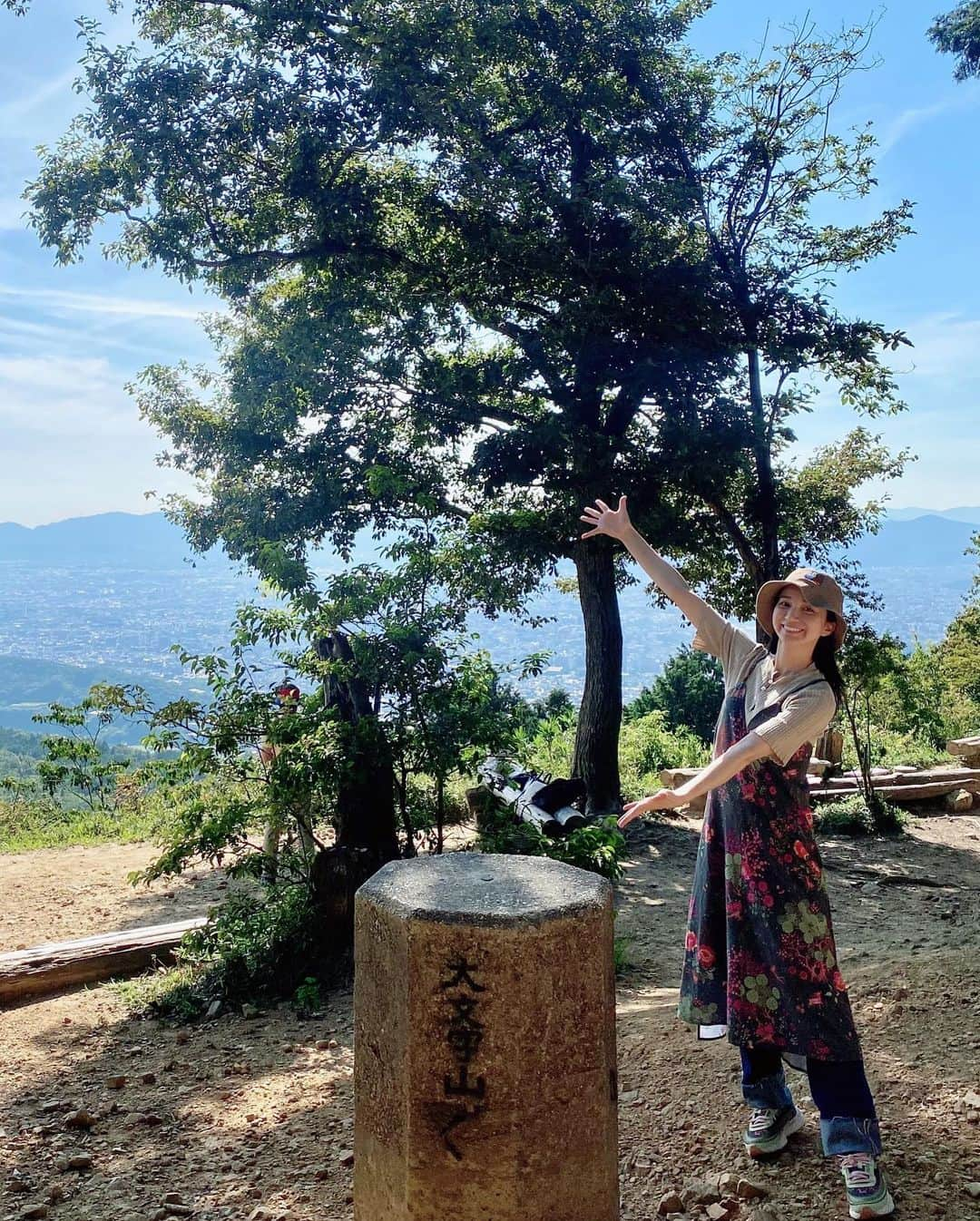 芹那さんのインスタグラム写真 - (芹那Instagram)「#山登り 第一弾💚🌿🍃 #大文字山  １時間ほどで登って １時間ほど頂上でランチして １時間ほどで降りてきたよ🤗 次はもう少し高めの山にチャレンジ✊🏻💓目指せ３０代で富士山🗻💫最初の何歩かで息切れ止まらないしもう無理かもって思ったけれど全てが面白くなっちゃう愉快な仲間のおかげで乗り越えられた🫶🏻🫶🏻🫶🏻お誕生日登山だったの⛰🥾👏🏻🎂🍅  👒 @newerajapan ✖️ @miffy_official  👗👟 @puma @pumajapan ✖️ @libertylondon @libertyjapan   #京都 #京都観光 #京都旅行 #京都旅 #京都散策 #京都散歩 #京都ぶらり旅 #山登り好きな人と繋がりたい #山登りコーデ #山登り女子 #登山 #登山コーデ #登山女子 #登山好きな人と繋がりたい #登山初心者 #登山ファッション #ミッフィー #ミッフィーグッズ #ミッフィー好きと繋がりたい #ミッフィーコラボ」9月20日 23時01分 - serinaofficial