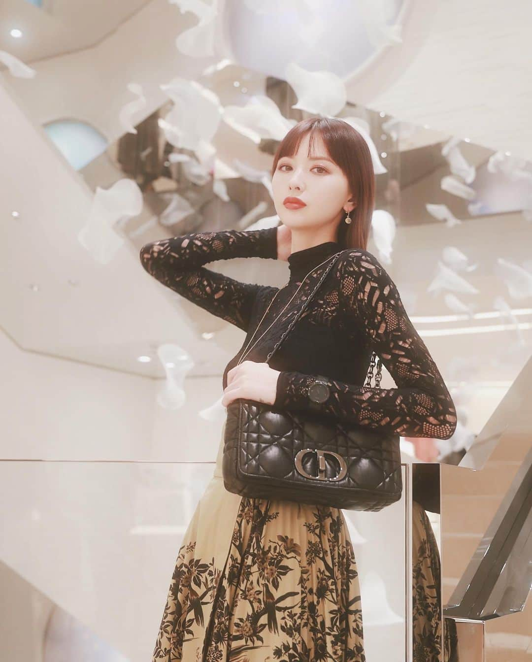 鈴木えみさんのインスタグラム写真 - (鈴木えみInstagram)「@dior 「ハウス オブ ディオール ギンザ 」ブティックが明日9/21にリオープン！ 4Fには「カフェ ディオール By ラデュレ」もあるんだよ😋名だたるアーティストたちが携わった邸宅のような雰囲気でゆっくりお買い物できます。 食器もかわいくてキュン🐟💗 #DIOR  #HOUSEOFDIORGINZA  #ディオールファインジュエリー #ディオールタイムピーシズ」9月20日 23時20分 - emisuzuki_official