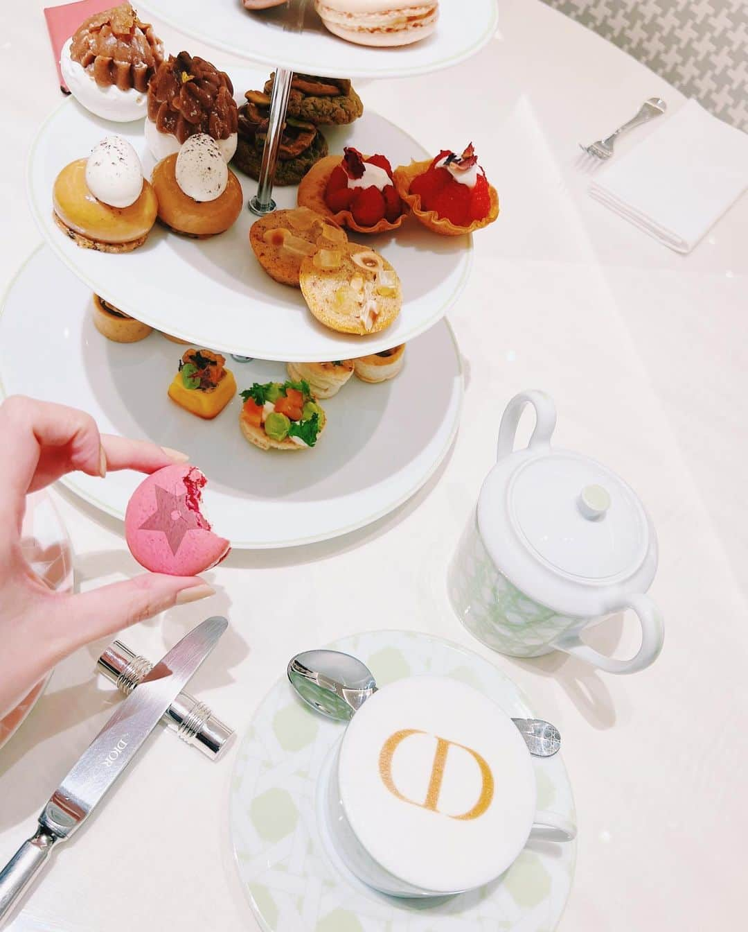 鈴木えみさんのインスタグラム写真 - (鈴木えみInstagram)「@dior 「ハウス オブ ディオール ギンザ 」ブティックが明日9/21にリオープン！ 4Fには「カフェ ディオール By ラデュレ」もあるんだよ😋名だたるアーティストたちが携わった邸宅のような雰囲気でゆっくりお買い物できます。 食器もかわいくてキュン🐟💗 #DIOR  #HOUSEOFDIORGINZA  #ディオールファインジュエリー #ディオールタイムピーシズ」9月20日 23時20分 - emisuzuki_official