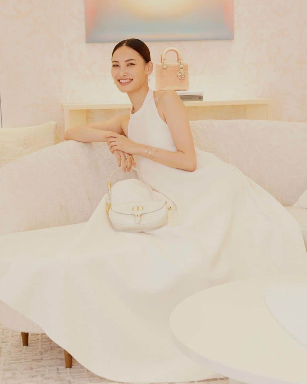 大政絢さんのインスタグラム写真 - (大政絢Instagram)「「ハウス オブ ディオール ギンザ 」ブティックに👗✨  ときめく扉がひとつずつ開かれていくような…そんな気分になる場所に一足先にお邪魔しました。  カフェと同じ階にある食器や花瓶はプレゼントにも素敵✨ また私もお休みの日に行きたいと思います！  @DIOR #DIOR  #HOUSEOFDIORGINZA  #ディオールファインジュエリー #ディオールタイムピーシズ」9月20日 23時47分 - aya_omasa_official