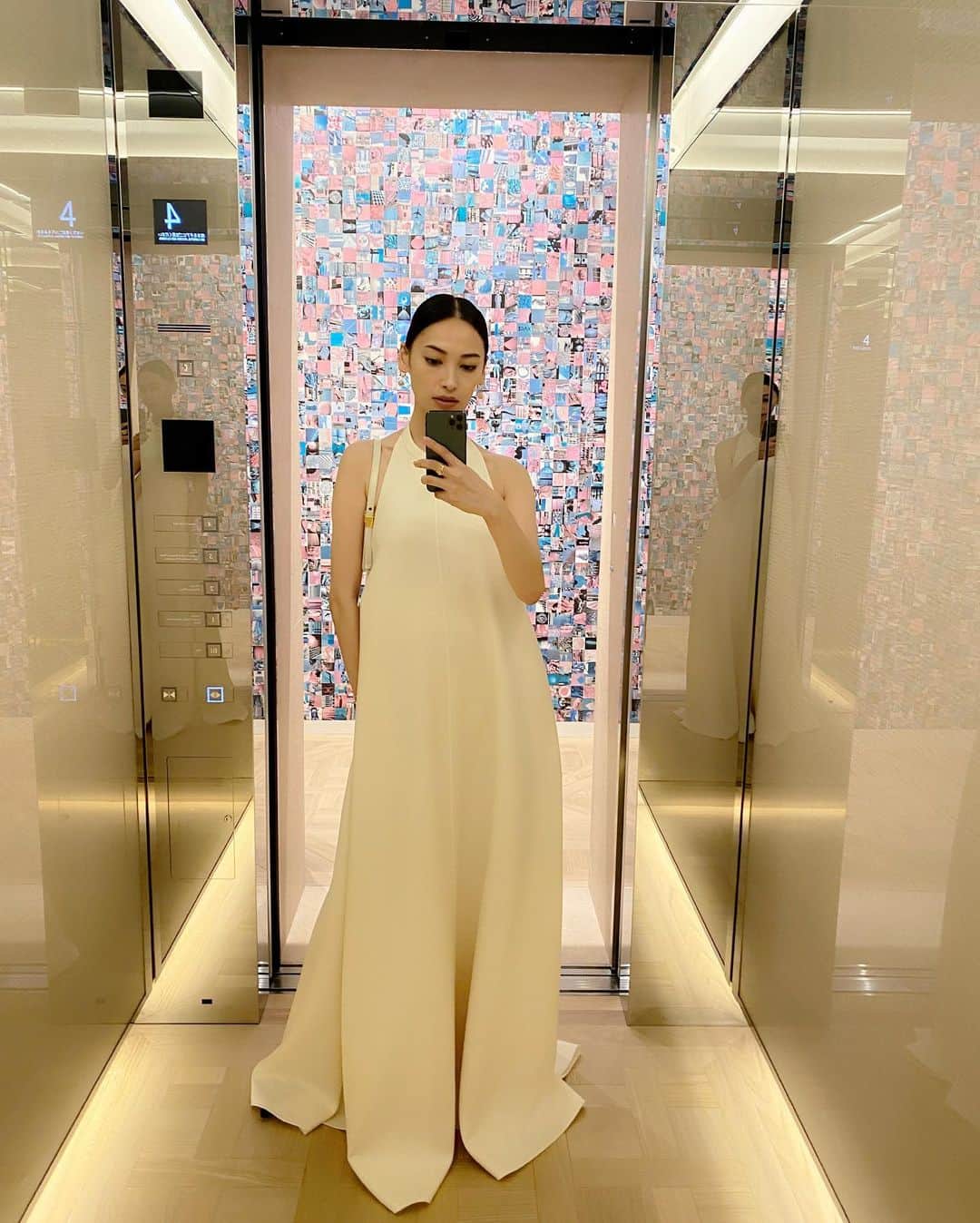 大政絢さんのインスタグラム写真 - (大政絢Instagram)「「ハウス オブ ディオール ギンザ 」ブティックに👗✨  ときめく扉がひとつずつ開かれていくような…そんな気分になる場所に一足先にお邪魔しました。  カフェと同じ階にある食器や花瓶はプレゼントにも素敵✨ また私もお休みの日に行きたいと思います！  @DIOR #DIOR  #HOUSEOFDIORGINZA  #ディオールファインジュエリー #ディオールタイムピーシズ」9月20日 23時47分 - aya_omasa_official