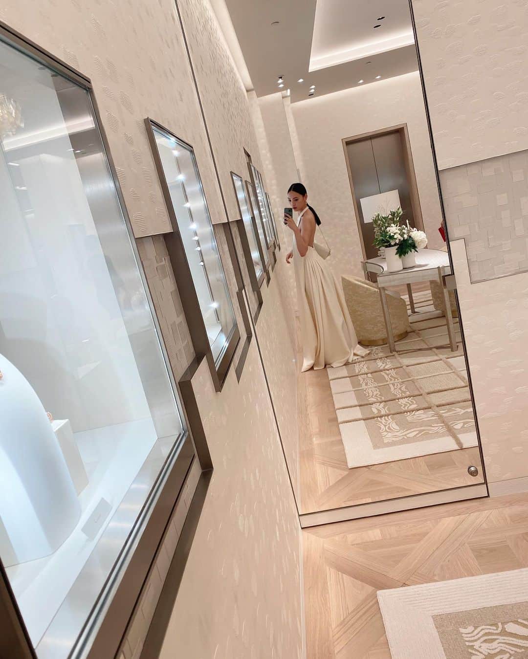 大政絢さんのインスタグラム写真 - (大政絢Instagram)「「ハウス オブ ディオール ギンザ 」ブティックに👗✨  ときめく扉がひとつずつ開かれていくような…そんな気分になる場所に一足先にお邪魔しました。  カフェと同じ階にある食器や花瓶はプレゼントにも素敵✨ また私もお休みの日に行きたいと思います！  @DIOR #DIOR  #HOUSEOFDIORGINZA  #ディオールファインジュエリー #ディオールタイムピーシズ」9月20日 23時47分 - aya_omasa_official