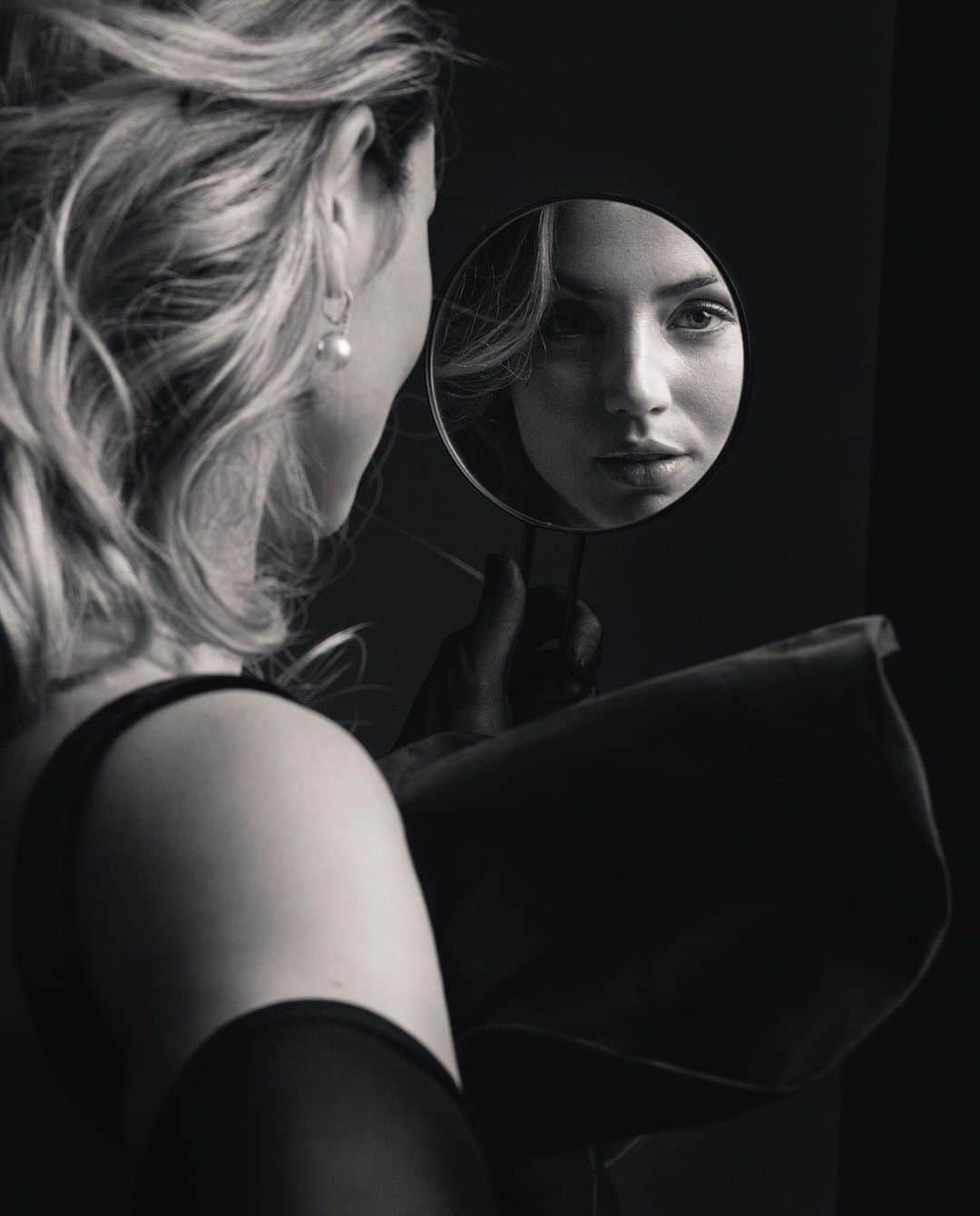 アナ・デ・アルマスさんのインスタグラム写真 - (アナ・デ・アルマスInstagram)「Obsessed/Possessed 🖤✨ thank you @anothermagazine  Photography by @craigmcdeanstudio Styling by @katieshillingford Interview by #HannahLack Creative direction by @sarahemmingstudio  Hair by @hairbyorlandopita Make-up by @francelledaly Set design by @piershanmer  Casting by @gkldprojects Manicure by @megumiyamamotonyc Produced by #GraceyConnelly @artandcommerce @homeagency @susanpricen」9月21日 1時23分 - ana_d_armas