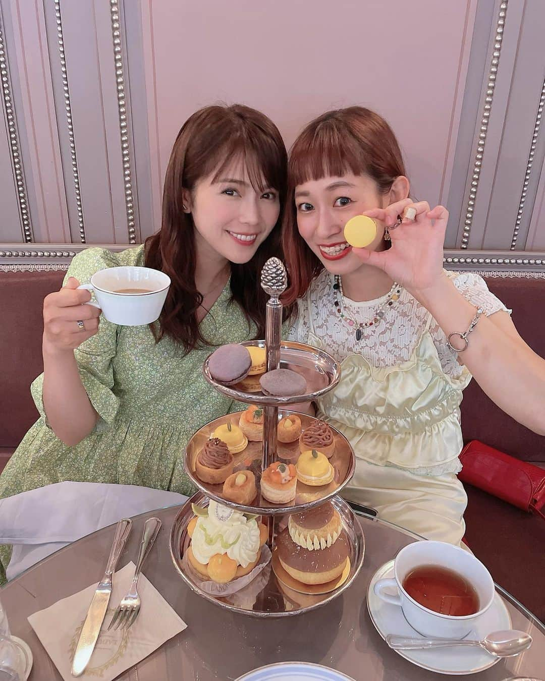 沢辺りおんさんのインスタグラム写真 - (沢辺りおんInstagram)「@naestagram_ と 銀座の　@ladureejapon に afternoon tea☕︎☕︎☕︎  プチ贅沢してきたよ☺️☺️  #銀座 #銀座カフェ #laduree  #マカロン」9月21日 7時36分 - rionsawabe