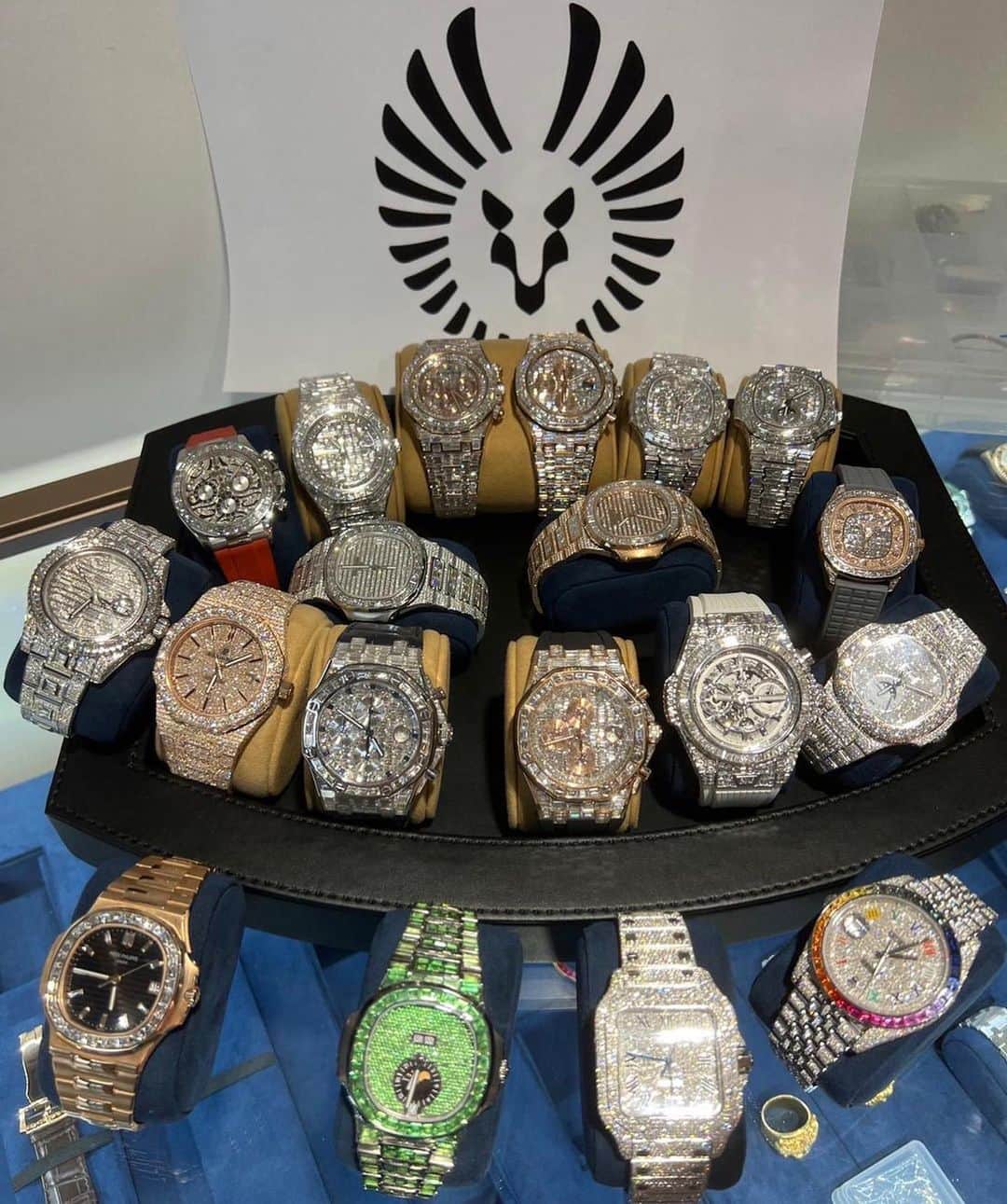 フロイド・メイウェザー・ジュニアさんのインスタグラム写真 - (フロイド・メイウェザー・ジュニアInstagram)「I had to stop by the number #1 bust-down watch wholesaler in Japan. Look at the crazy diamond work. All the jewelers in the world should check out @pegasustokyo」9月21日 7時49分 - floydmayweather