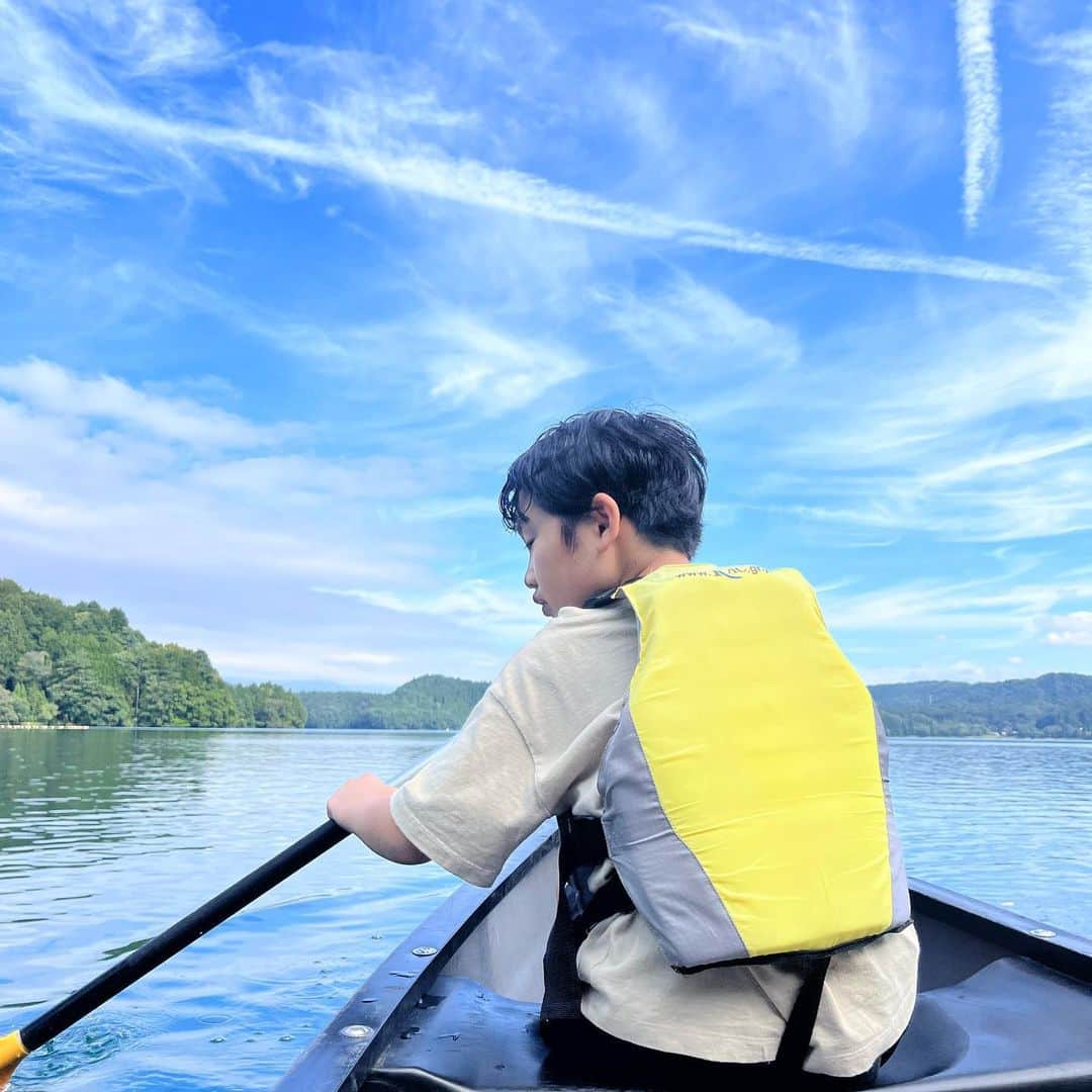 クリス智子さんのインスタグラム写真 - (クリス智子Instagram)「我が家の遅れに遅れた夏休み。思いのほか天気も良く、青木湖でのカナディアンカヌーは最高でした🛶😊 ただ水に浮かんで景色を眺めるのは、至福。。 いろんな感覚を養う。  今度は、サンドイッチでも持っていこう♪  #取り戻した夏休み  #カナディアンカヌー  #青木湖」9月21日 10時21分 - chris_tomoko