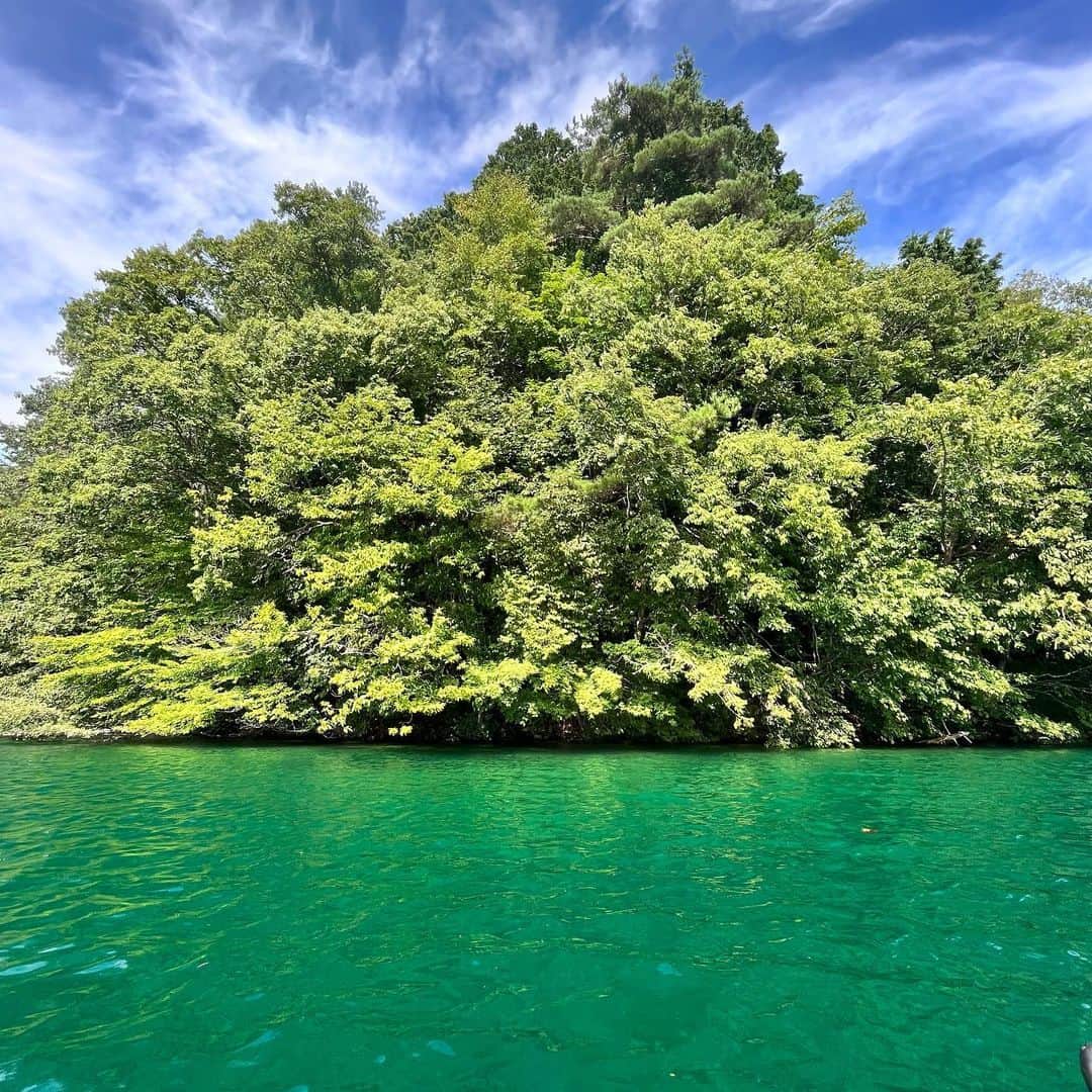 クリス智子さんのインスタグラム写真 - (クリス智子Instagram)「我が家の遅れに遅れた夏休み。思いのほか天気も良く、青木湖でのカナディアンカヌーは最高でした🛶😊 ただ水に浮かんで景色を眺めるのは、至福。。 いろんな感覚を養う。  今度は、サンドイッチでも持っていこう♪  #取り戻した夏休み  #カナディアンカヌー  #青木湖」9月21日 10時21分 - chris_tomoko