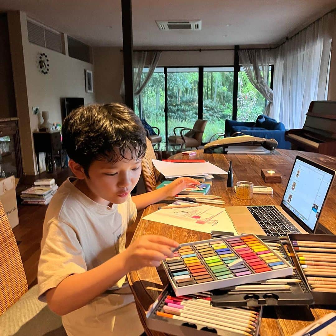 クリス智子さんのインスタグラム写真 - (クリス智子Instagram)「湖から見えた小さな小屋に目が留まった息子。これなら描きたい、ということで、夏休み取り戻しついでに、夏の一日1アートもカムバック。（夏休み、一日なんでもいいから、なにか作ろうキャンペーンを家で打ち出したら、コロナになり💦志半ばだったのだ）  写真では気づかないディテールも、絵だと気づく不思議。  色塗りは苦手らしく、途中から、色塗り大好きな私が喜んで参戦。」9月21日 10時50分 - chris_tomoko