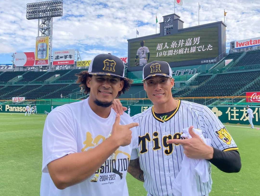 阪神タイガースさんのインスタグラム写真 - (阪神タイガースInstagram)「今日の練習では、全員でお揃いの#糸井嘉男 選手Tシャツを着て練習しています！ #ありがとう超人糸井  #糸井嘉男 選手 #引退試合  #阪神タイガース  #イチにカケル！」9月21日 14時32分 - hanshintigers_official