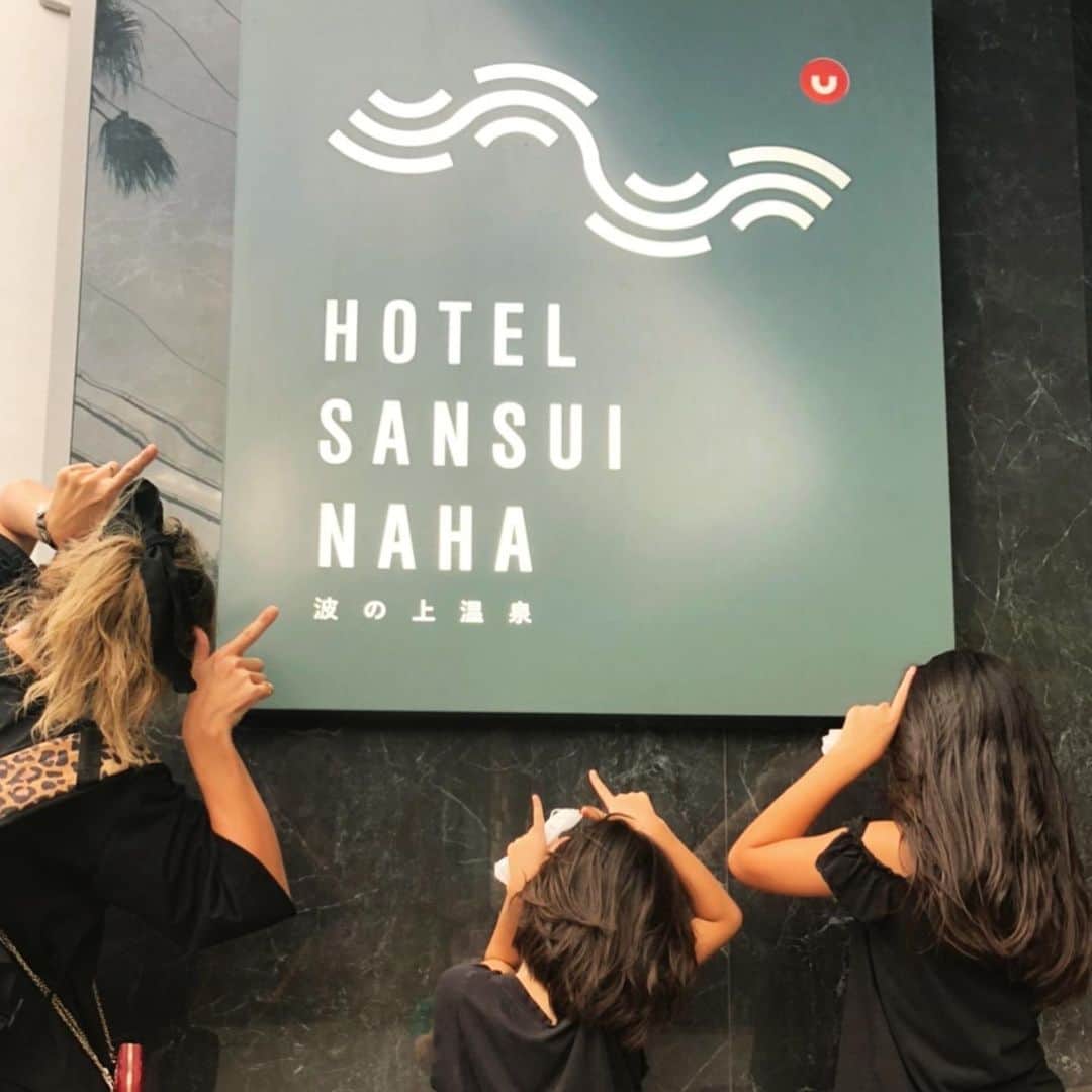 西山茉希さんのインスタグラム写真 - (西山茉希Instagram)「日程弾丸沖縄の旅。 オアシスとして2泊過ごさせてもらったホテル。  #ホテルサンスイ那覇 #琉球温泉 #波之上の湯 @hotel_sunsui_naha  サウナ付温泉が6:00からやってくれているとゆう喜び。 ベランダの壺湯にいつでも入れる至福。 ジャグジー＆プールにSKYプール。。。  #水 #お湯 #水中祭  今回は限られたホテル時間のほとんどを壺風呂で満喫。♨️ シンプルなお部屋でのびのびと爆睡💤😪😪😪  売店のドリンク豊富さと可愛いお土産達にテンションを上げてもらってお部屋楽しむ2Nights.  おうちに欲しくなるこの壺風呂。 幸せだったぁー。  また入りに帰って来ようね 🌈🏁🌈」9月21日 16時06分 - maki.nshiyama50