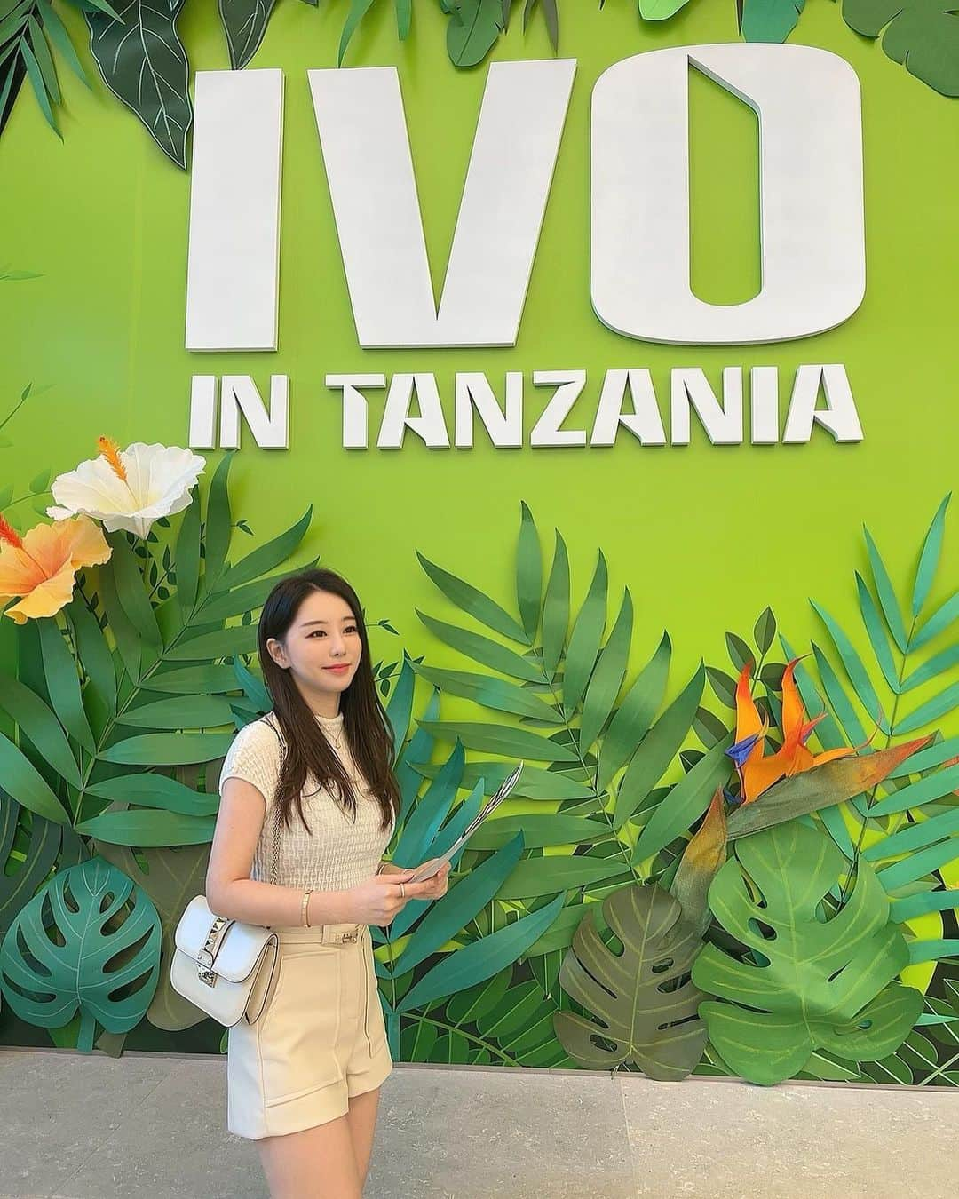 ファン・ボミさんのインスタグラム写真 - (ファン・ボミInstagram)「#광고  Ivo in Tanzania 예술과 뷰티의 만남, #발몽 컨템퍼러리 #아트전시회 다녀왔어요😀  발몽 재단의 수장이자 아티스트 디디에 기욤의 작품 ‘행복한 이보🦧’를 표현한 전시도 보고 발몽의 새로운 스킨케어 라인도 체험할 수 있었어요💕  116년의 브랜드 철학과 노하우를 담은 프리미엄 안티에이징 집중 탄력 케어 #브이펌세럼✨ 외에도 퍼퓸 컬렉션, 감각적인 케이터링까지🍩🧁🍪  오감만족 예술과 뷰티의 만남을 여러분도 체험해 보세요😀  📍9/20 화 ~ 10/4 화 📍현대백화점 목동점 7층 글라스 하우스  #탄자니아의이보 #브이펌 #valmont #IvoinTanzania  #FoundationValmont #valmontcosmetics」9月21日 16時34分 - bominism71