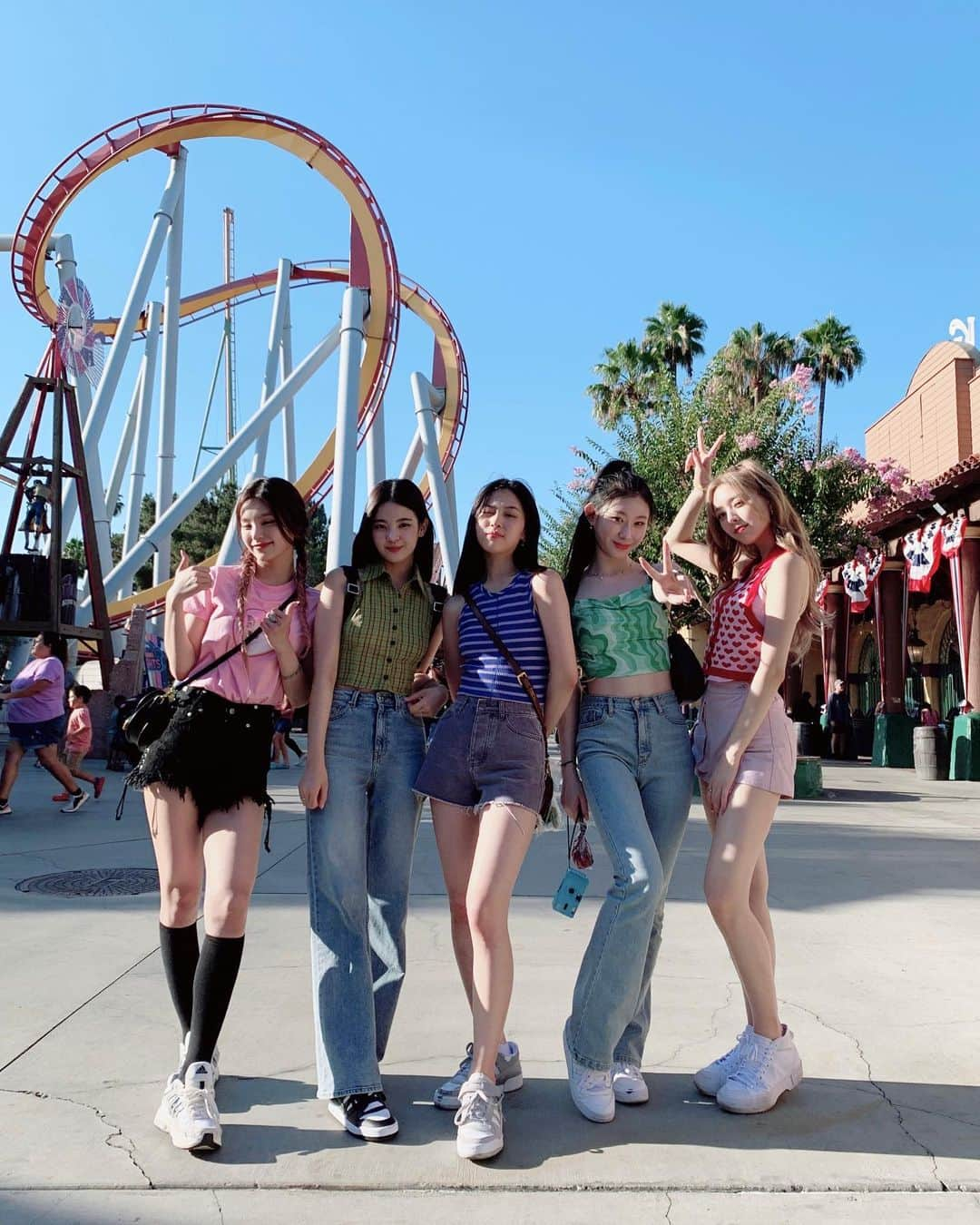 ITZYさんのインスタグラム写真 - (ITZYInstagram)「[LA@ITZY📸] LA에 나타난 퀸갓제너럴 있둥이들👀❤  Today 7PM @ Mnet  Today 8PM @ M2 YouTube 🎬 youtu.be/py3PtjnO64g  #ITZY #MIDZY #LA에있지 #LA_ITZY」9月21日 18時01分 - itzy.all.in.us