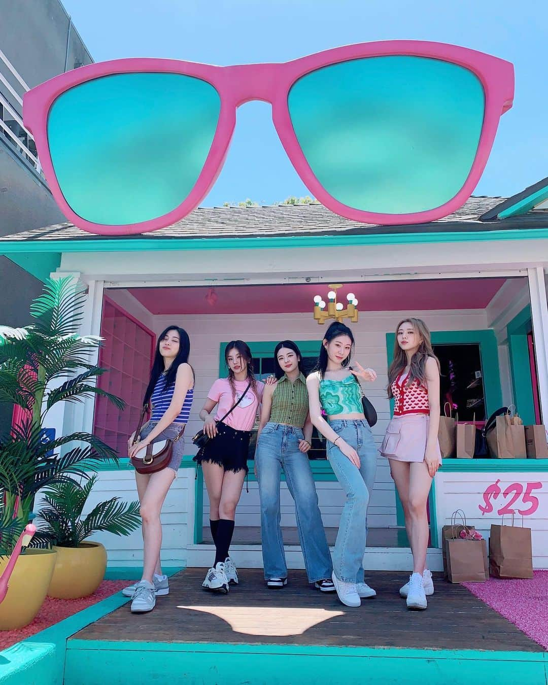 ITZYさんのインスタグラム写真 - (ITZYInstagram)「[LA@ITZY📸] LA에 나타난 퀸갓제너럴 있둥이들👀❤  Today 7PM @ Mnet  Today 8PM @ M2 YouTube 🎬 youtu.be/py3PtjnO64g  #ITZY #MIDZY #LA에있지 #LA_ITZY」9月21日 18時01分 - itzy.all.in.us