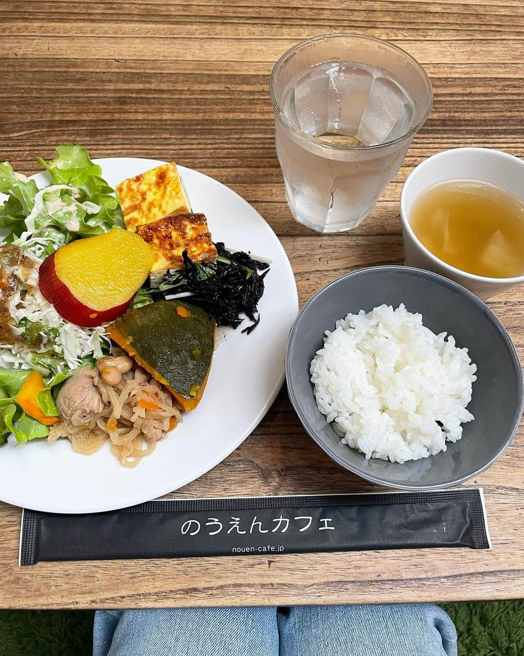 坪井ミサトさんのインスタグラム写真 - (坪井ミサトInstagram)「少し前の休日🌿🍴🌻  たまにはこんな投稿も🤍  自然の中にあるカフェでランチ🍴 デミグラスロールキャベツが インパクト大でした🤤  庭に手作りのブランコがあったよ🫶 (可愛く乗りたい🤤笑)  そして念願のひまわり🌻 ん？枯れてない？ 時期間違えました🤣笑  また来年リベンジしたいと思います。笑  #休日 #holiday #dayoff #ひまわり #ひまわり畑 #想像と違う #季節間違えました #リベンジ #fitness #fitnessgirl #gym #training #trainer #personaltrainer #workout」9月21日 18時24分 - misato1030