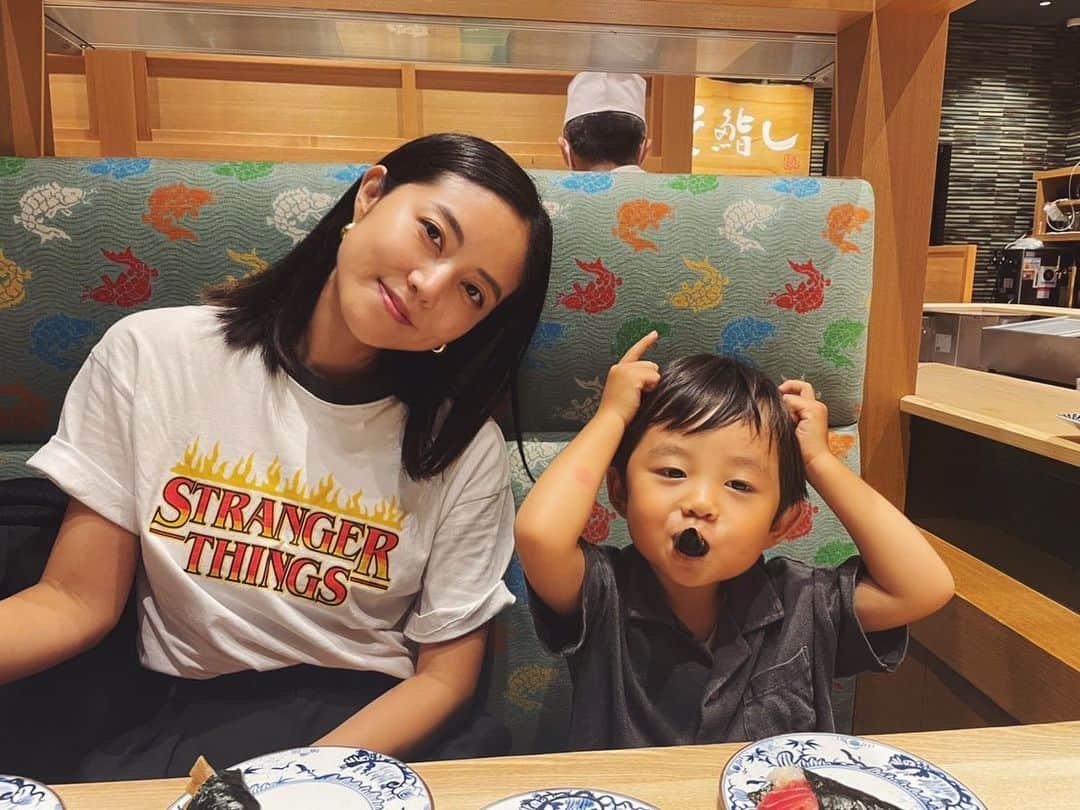 佐倉真衣さんのインスタグラム写真 - (佐倉真衣Instagram)「🍣💚  息子、最近お寿司が好きすぎておままごとで出してくる料理もだいたい何らかの刺身。  ぎょぎょぎょー  #sushi #sushilover #お寿司だいすき #男の子ママ」9月21日 18時44分 - maitanaka20