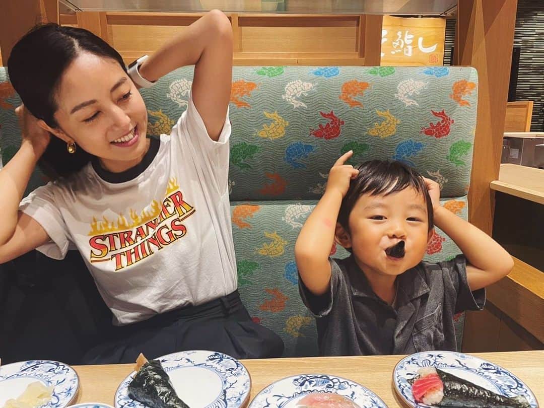 佐倉真衣さんのインスタグラム写真 - (佐倉真衣Instagram)「🍣💚  息子、最近お寿司が好きすぎておままごとで出してくる料理もだいたい何らかの刺身。  ぎょぎょぎょー  #sushi #sushilover #お寿司だいすき #男の子ママ」9月21日 18時44分 - maitanaka20