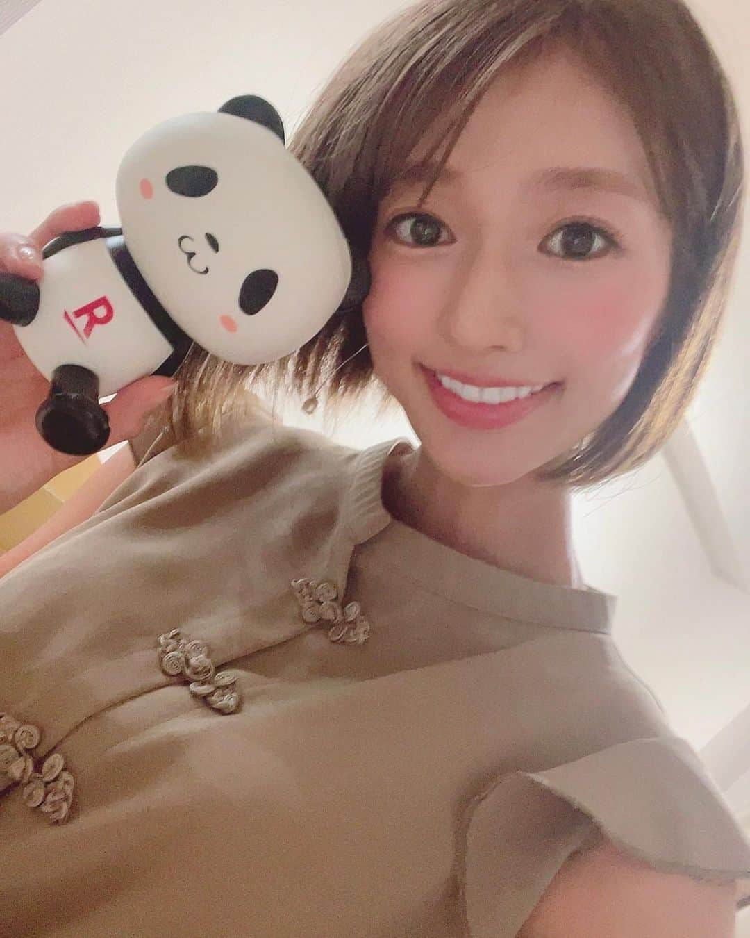 大貫彩香さんのインスタグラム写真 - (大貫彩香Instagram)「楽天モバイルを1ヶ月使ってみて💡 使用感レポート✍️❤︎  自宅時間やお仕事で地方に行く事もある月でした。SNSの更新も多くて、移動など隙間時間は普段から動画をかなり視聴している私ですが、結論から言うと移動中でもホテルでも何処でも問題なく更新や視聴していました。  都内や移動先の大阪の駅周辺や都心部で5Gが入っていて、 新幹線でも動画サクサク視聴可能。  移動中も家でも問題なくたくさん使いまして先月の利用料金は月1,980円（税込2,178円）でした🤯✨安すぎる。。 ※通信速度の制御の場合あり。エリア外最大1Mbps  私の生活範囲では 特に不便なく快適に過ごせました✨ #PR #楽天モバイル」9月21日 19時38分 - sayaka_oonuki