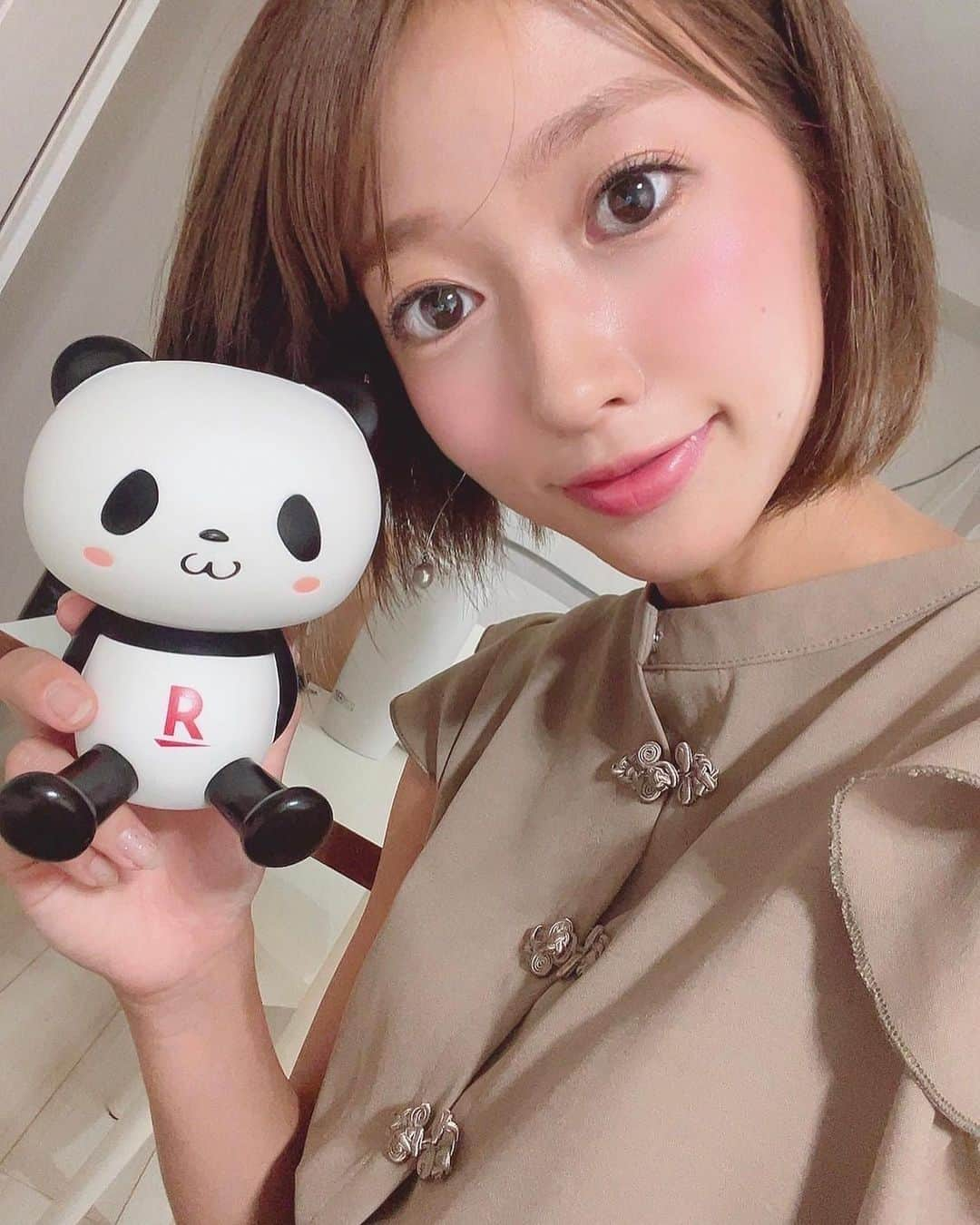 大貫彩香さんのインスタグラム写真 - (大貫彩香Instagram)「楽天モバイルを1ヶ月使ってみて💡 使用感レポート✍️❤︎  自宅時間やお仕事で地方に行く事もある月でした。SNSの更新も多くて、移動など隙間時間は普段から動画をかなり視聴している私ですが、結論から言うと移動中でもホテルでも何処でも問題なく更新や視聴していました。  都内や移動先の大阪の駅周辺や都心部で5Gが入っていて、 新幹線でも動画サクサク視聴可能。  移動中も家でも問題なくたくさん使いまして先月の利用料金は月1,980円（税込2,178円）でした🤯✨安すぎる。。 ※通信速度の制御の場合あり。エリア外最大1Mbps  私の生活範囲では 特に不便なく快適に過ごせました✨ #PR #楽天モバイル」9月21日 19時38分 - sayaka_oonuki