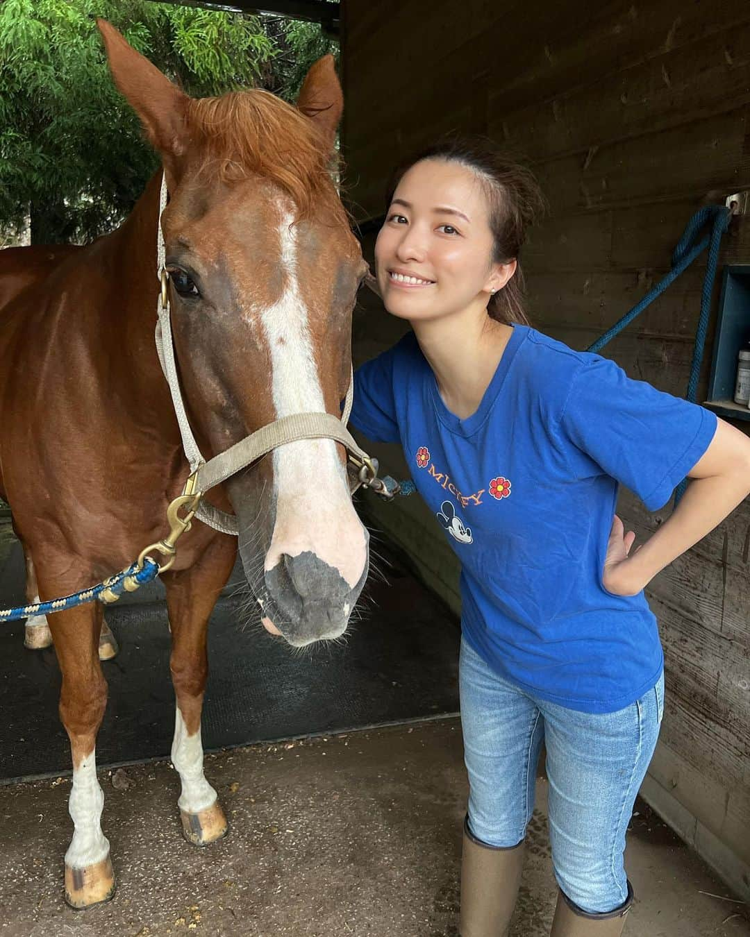 戸田れいさんのインスタグラム写真 - (戸田れいInstagram)「ヨモ🐴♥️  ここにくる時はいつもすっぴんだしボサボサ頭だしボロボロな格好だからあんまり写真撮らないんだけど、せっかく撮ってもらったから載せちゃう🤤笑  1st写真集でもヨモに乗ってるよ🐴 チェックしてね😚  #乗馬」9月21日 20時41分 - rei_toda