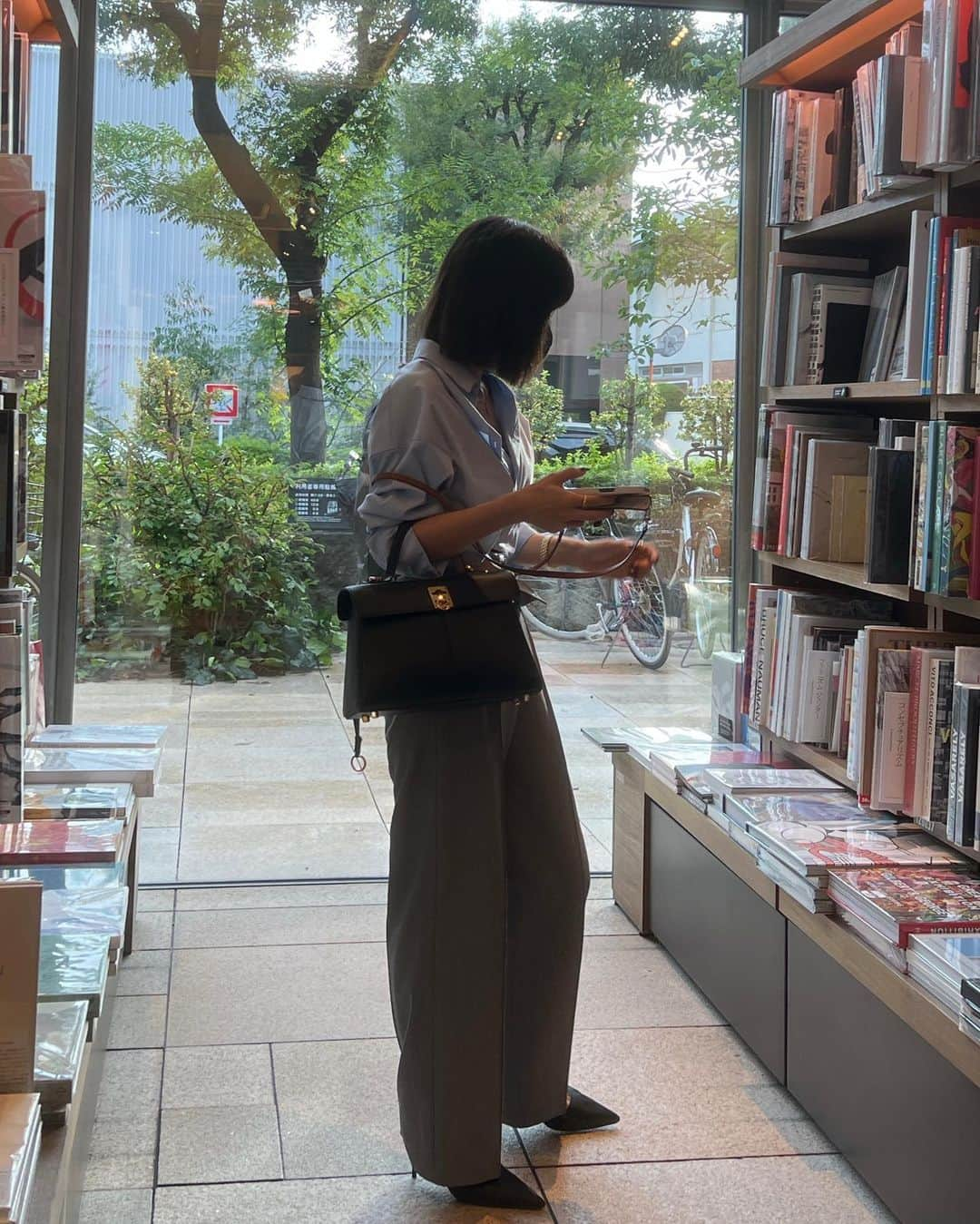 梯真奈美さんのインスタグラム写真 - (梯真奈美Instagram)「先日のお休みはインスピレーションを得に蔦屋へ📚 基本的休日も常にお仕事のことで頭の中はいっぱい。💭 ㅤㅤㅤㅤㅤㅤㅤㅤㅤㅤㅤㅤㅤ ㅤㅤㅤㅤㅤㅤㅤㅤㅤㅤㅤㅤㅤ 蔦屋は本だけじゃなくて、立ち寄る度に違うアーティストさんの作品が展示されててそれを見るのもすごく楽しいの🤍 刺激で溢れてる！！  アート本たちにインスパイアされたり、 出張先のスポット探ししたり、、、 結局料理本の前で足が止まって 気になった本2冊購入したんだー✌️  目で見ても楽しいお料理だらけだったから 私も作れたらいいなぁ〜😚  #休日 #蔦屋書店 #代官山蔦屋 #eimyistoire」9月21日 21時02分 - official_manami