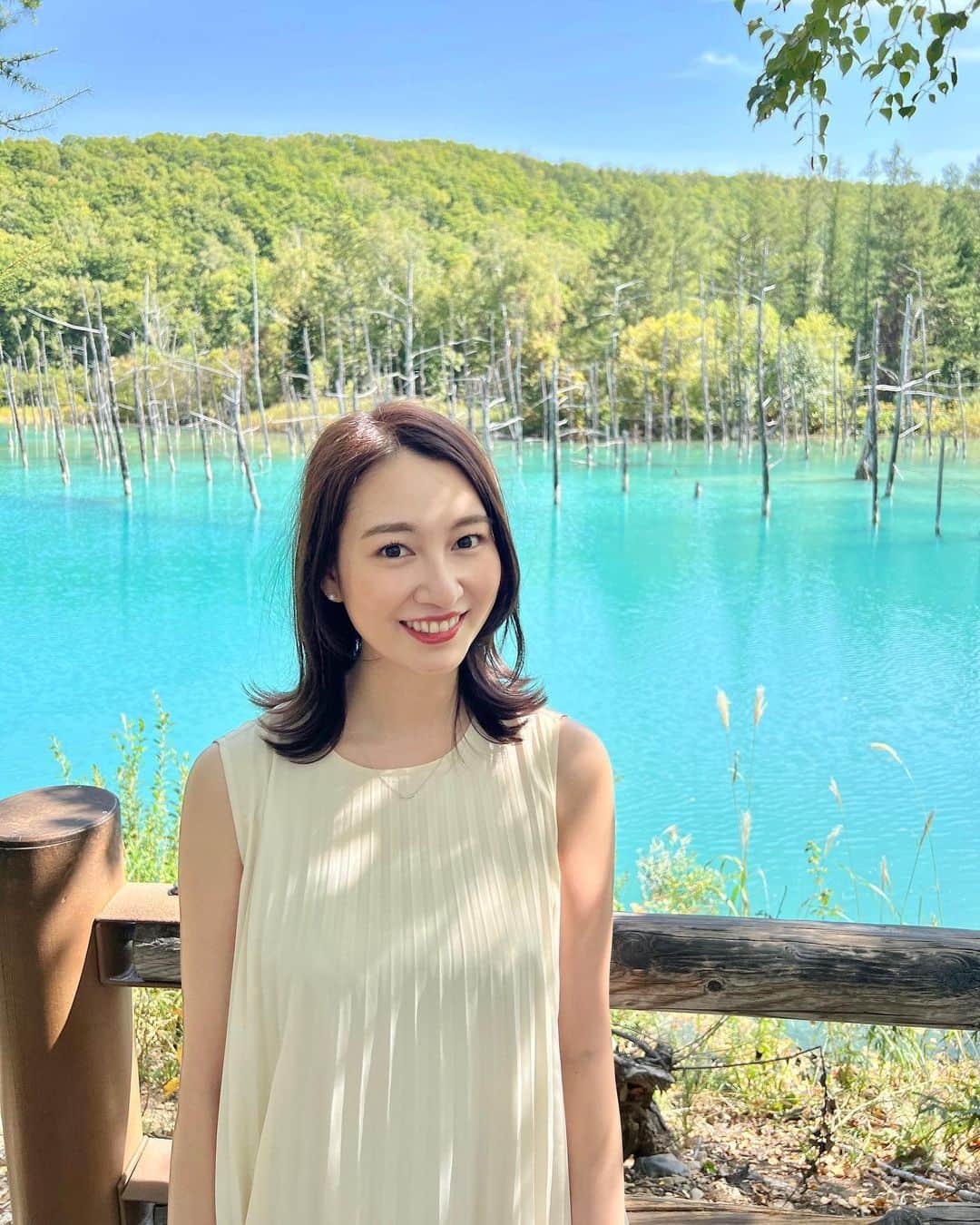 下田奈奈さんのインスタグラム写真 - (下田奈奈Instagram)「* 少し遅めの夏休みをいただき北海道へ行ってきました✈️  修学旅行ぶりの北海道は、札幌を中心に旭川･美瑛→小樽→ニセコ→洞爺湖→定山渓などを巡りました🚙 しばし旅の記録にお付き合いください✍🏻  まずは、ずっと本物を見てみたかった白金青い池 🫧  この青さすごいですよね…🫢🌿 想像していた以上に綺麗なブルーで ずっと見ていられる美しさでした👏🏻✨  後半は台風の影響で雨の日が多かったのですが 初日は晴天で綺麗な青い池が見れてラッキーでした✌🏻  #白金青い池 #白金青池 #青い池 #青い池美瑛 #美瑛町 #美瑛観光 #北海道旅行 #北海道観光 #北海道観光スポット #北海道旅行✈️ #北海道の自然 #美瑛観光」9月21日 23時06分 - shimodanana