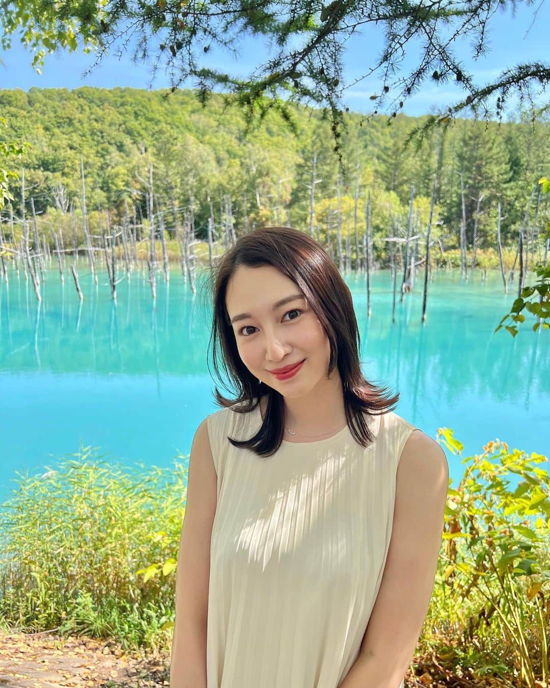 下田奈奈さんのインスタグラム写真 - (下田奈奈Instagram)「* 少し遅めの夏休みをいただき北海道へ行ってきました✈️  修学旅行ぶりの北海道は、札幌を中心に旭川･美瑛→小樽→ニセコ→洞爺湖→定山渓などを巡りました🚙 しばし旅の記録にお付き合いください✍🏻  まずは、ずっと本物を見てみたかった白金青い池 🫧  この青さすごいですよね…🫢🌿 想像していた以上に綺麗なブルーで ずっと見ていられる美しさでした👏🏻✨  後半は台風の影響で雨の日が多かったのですが 初日は晴天で綺麗な青い池が見れてラッキーでした✌🏻  #白金青い池 #白金青池 #青い池 #青い池美瑛 #美瑛町 #美瑛観光 #北海道旅行 #北海道観光 #北海道観光スポット #北海道旅行✈️ #北海道の自然 #美瑛観光」9月21日 23時06分 - shimodanana