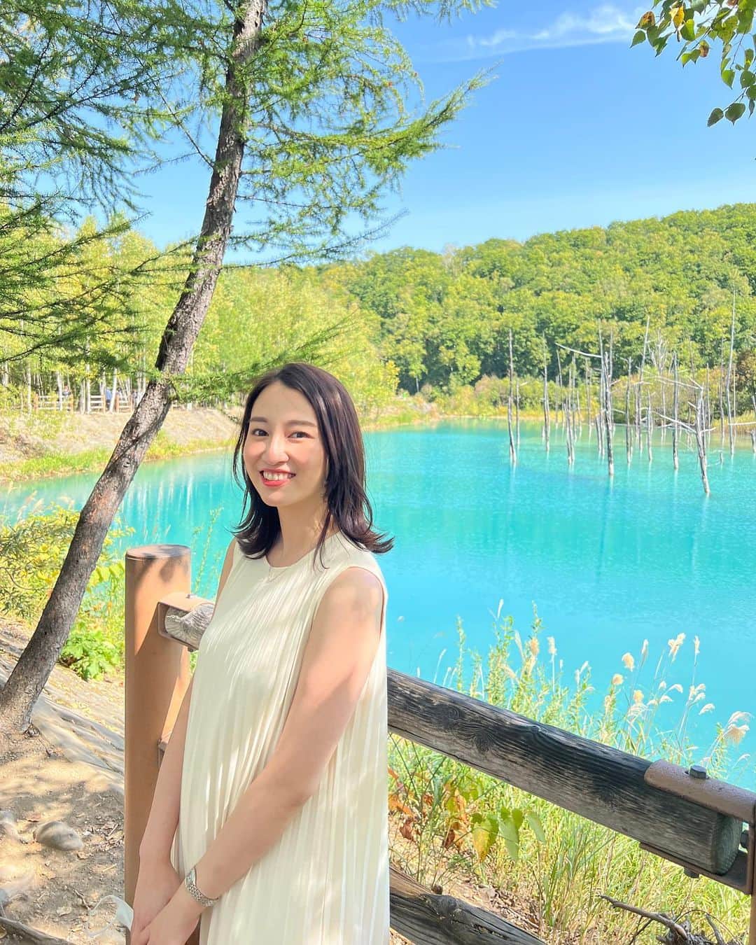 下田奈奈さんのインスタグラム写真 - (下田奈奈Instagram)「* 少し遅めの夏休みをいただき北海道へ行ってきました✈️  修学旅行ぶりの北海道は、札幌を中心に旭川･美瑛→小樽→ニセコ→洞爺湖→定山渓などを巡りました🚙 しばし旅の記録にお付き合いください✍🏻  まずは、ずっと本物を見てみたかった白金青い池 🫧  この青さすごいですよね…🫢🌿 想像していた以上に綺麗なブルーで ずっと見ていられる美しさでした👏🏻✨  後半は台風の影響で雨の日が多かったのですが 初日は晴天で綺麗な青い池が見れてラッキーでした✌🏻  #白金青い池 #白金青池 #青い池 #青い池美瑛 #美瑛町 #美瑛観光 #北海道旅行 #北海道観光 #北海道観光スポット #北海道旅行✈️ #北海道の自然 #美瑛観光」9月21日 23時06分 - shimodanana