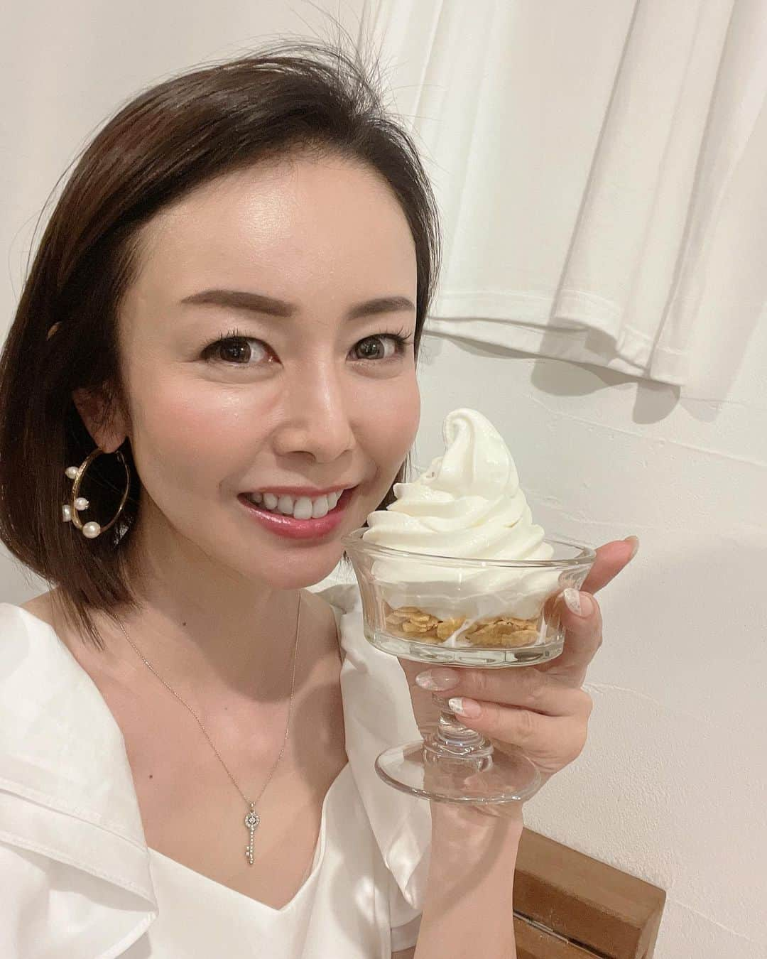 宮崎宣子さんのインスタグラム写真 - (宮崎宣子Instagram)「宮崎へ戻りました😊💛 4月のロケでお世話になりましたJ-airに乗って💓 快適な空の旅でした✈️  そして、夜は伊織さんのお店へ😊 披露宴にも宮崎からわざわざ来て頂いて本当にありがとうございました🙌  伊織さんのゴルフ話に⛳️🏌️‍♀️花が咲きまして、夜中の若草通りで素振り🤣  それからソフトクリーム🍦食べて、 香月ワインのノンアルコールジンジャーソーダ🥤を飲んで束の間の楽しい夜を過ごしました😆  久々に宮崎の夜をママと💕  また宮崎ゴルフコンペで帰りますね💛  #bioバルマーケット  #伊織さん #宮崎市 #ソフトクリーム」9月22日 0時38分 - miyazaki_nobuko