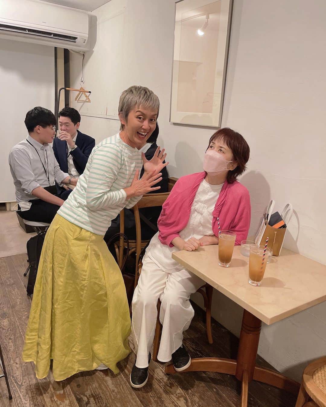 宮崎宣子さんのインスタグラム写真 - (宮崎宣子Instagram)「宮崎へ戻りました😊💛 4月のロケでお世話になりましたJ-airに乗って💓 快適な空の旅でした✈️  そして、夜は伊織さんのお店へ😊 披露宴にも宮崎からわざわざ来て頂いて本当にありがとうございました🙌  伊織さんのゴルフ話に⛳️🏌️‍♀️花が咲きまして、夜中の若草通りで素振り🤣  それからソフトクリーム🍦食べて、 香月ワインのノンアルコールジンジャーソーダ🥤を飲んで束の間の楽しい夜を過ごしました😆  久々に宮崎の夜をママと💕  また宮崎ゴルフコンペで帰りますね💛  #bioバルマーケット  #伊織さん #宮崎市 #ソフトクリーム」9月22日 0時38分 - miyazaki_nobuko