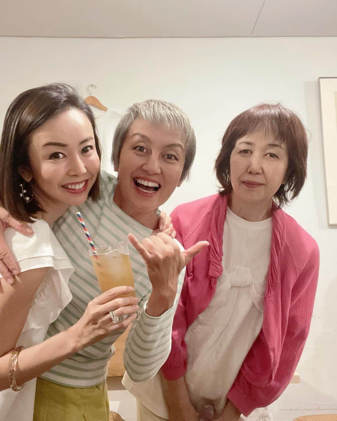 宮崎宣子さんのインスタグラム写真 - (宮崎宣子Instagram)「宮崎へ戻りました😊💛 4月のロケでお世話になりましたJ-airに乗って💓 快適な空の旅でした✈️  そして、夜は伊織さんのお店へ😊 披露宴にも宮崎からわざわざ来て頂いて本当にありがとうございました🙌  伊織さんのゴルフ話に⛳️🏌️‍♀️花が咲きまして、夜中の若草通りで素振り🤣  それからソフトクリーム🍦食べて、 香月ワインのノンアルコールジンジャーソーダ🥤を飲んで束の間の楽しい夜を過ごしました😆  久々に宮崎の夜をママと💕  また宮崎ゴルフコンペで帰りますね💛  #bioバルマーケット  #伊織さん #宮崎市 #ソフトクリーム」9月22日 0時38分 - miyazaki_nobuko