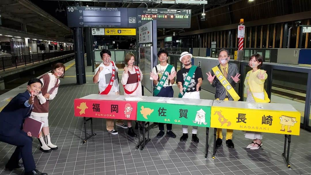 田畑竜介さんのインスタグラム写真 - (田畑竜介Instagram)「西九州新幹線開業特番 何とか駆け抜けました🚄💨  この番組の為に 西九州新幹線かもめを 特別運行して頂くという贅沢さ✨  リハーサルも出来ない中、 別室でのシミュレーションと 打ち合わせを重ねて臨んだ本番🎤 一発勝負の緊張感にハラハラしつつ ゲストの皆様の盛り上げによって 楽しく展開できました🙇  走る新幹線の中から 2時間の生放送をやれるなんて、 昔は想像もできませんでしたが、 技術スタッフと制作スタッフが 事前に綿密なチェックを繰り返し、 時間をかけて準備してきたお陰で 万全の態勢で臨むことができ、 大きなトラブルもなく、 放送できました😌  ご覧頂いた皆様、 ありがとうございました🙇⤵️  23日いよいよ開業です🚄💨  #JR九州 #西九州新幹線 #かもめ  #9月23日開業 #武雄温泉駅  #嬉野温泉駅 #新大村駅 #諫早駅  #長崎駅 #原口あきまさ  #大家志津香 #どぶろっく #ルー大柴 #森保まどか #潮田玲子  #田畑竜介」9月22日 1時30分 - tabacchi_rkb