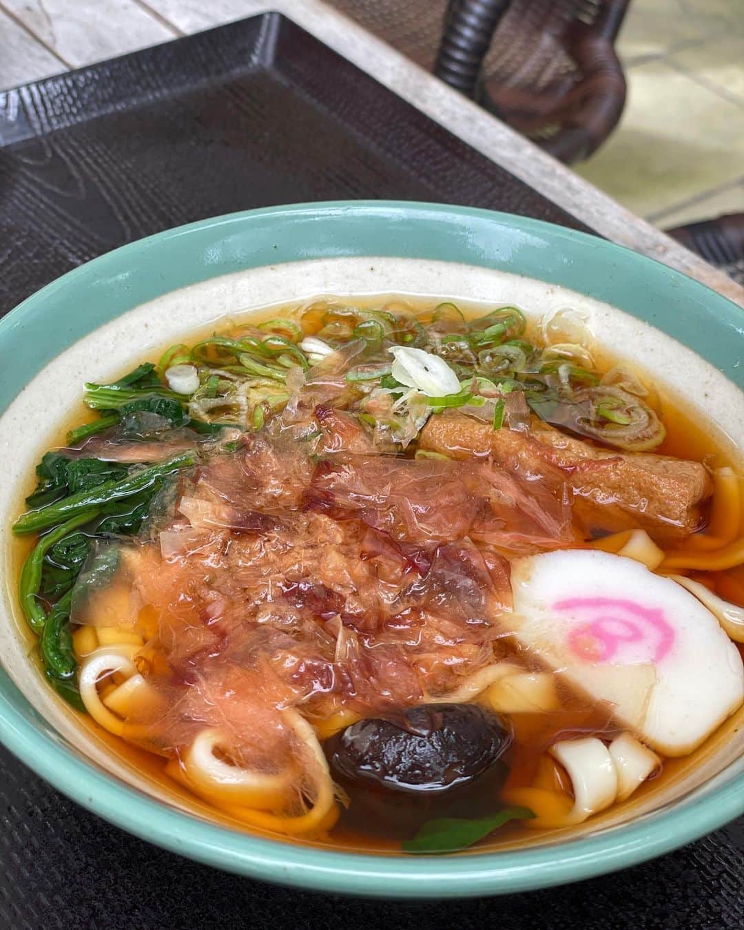 坂元美香さんのインスタグラム写真 - (坂元美香Instagram)「おはよー  熱田神宮のつづき @atsutajingu.official   お昼は境内にある宮きしめんをいただきました。 美味しかった〜😙 外で温かいきしめん食べるのは暑いかと思いきや 緑に囲まれてて心地よく食すことができました。  あまりにも居心地よくて、宮まんじゅうと アイスカフェラテも買ってきて のんびりしちゃった😌  お昼のあとは、その横にある草薙館（有料）で 展示されている刀剣を見学。 実物の日本刀や、実際の長さと重量で製作された 真柄太刀二口の重さを体験。 コツがあるのかと思ったけど、 重すぎてまったく持ち上がらず😅  帰りは神鶏様がいたので ちょっとおしゃべりして写真撮って🐓 熱田神宮を後にしたのでした。  良いところだった😌✨ 行ってよかった。  熱田神宮の旅おわり。  #熱田神宮 #宮きしめん #宮まんじゅう #神鶏様」9月22日 6時16分 - mika_saka