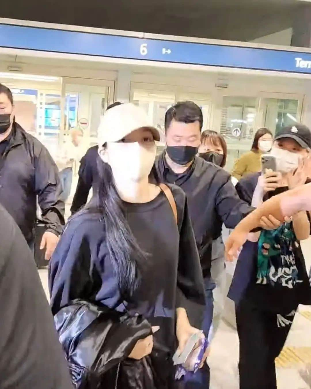 リサさんのインスタグラム写真 - (リサInstagram)「LISA have safety arrived at ICN. Have a good rest love 😘  ctto: . . . #LISA #LALISA #리사 #블랙핑크 #BLACKPINK #LALISAMANOBAN #LALISAMANOBAL #blackpinklisa #lisablackpink」9月22日 6時20分 - lisa.blackpink