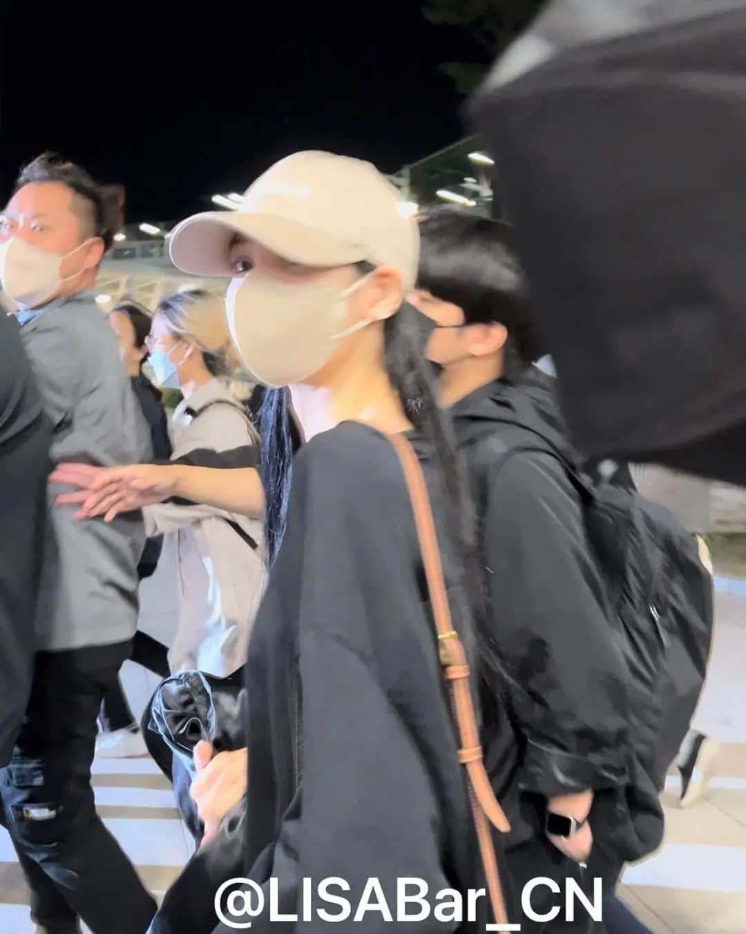 リサさんのインスタグラム写真 - (リサInstagram)「LISA have safety arrived at ICN. Have a good rest love 😘  ctto: . . . #LISA #LALISA #리사 #블랙핑크 #BLACKPINK #LALISAMANOBAN #LALISAMANOBAL #blackpinklisa #lisablackpink」9月22日 6時20分 - lisa.blackpink