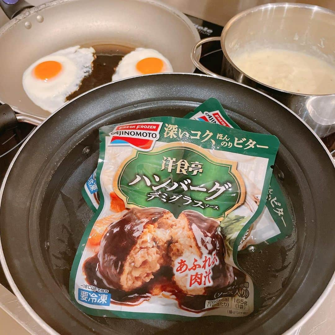 葉月里緒奈さんのインスタグラム写真 - (葉月里緒奈Instagram)「実は手抜きな夕ご飯。 最後の写真(笑)。 #おうちごはん #夕ご飯#白ワインに合う料理#ハンバーグ#洋食亭ハンバーグデミグラスソース #これ美味しいのよ#半熟目玉焼きのせ🍳 #マッシュポテト#柚子胡椒を入れてみた #さわやかマッシュポテト#サーモンタルタル#rionahazuki」9月22日 9時31分 - riona_hazuki