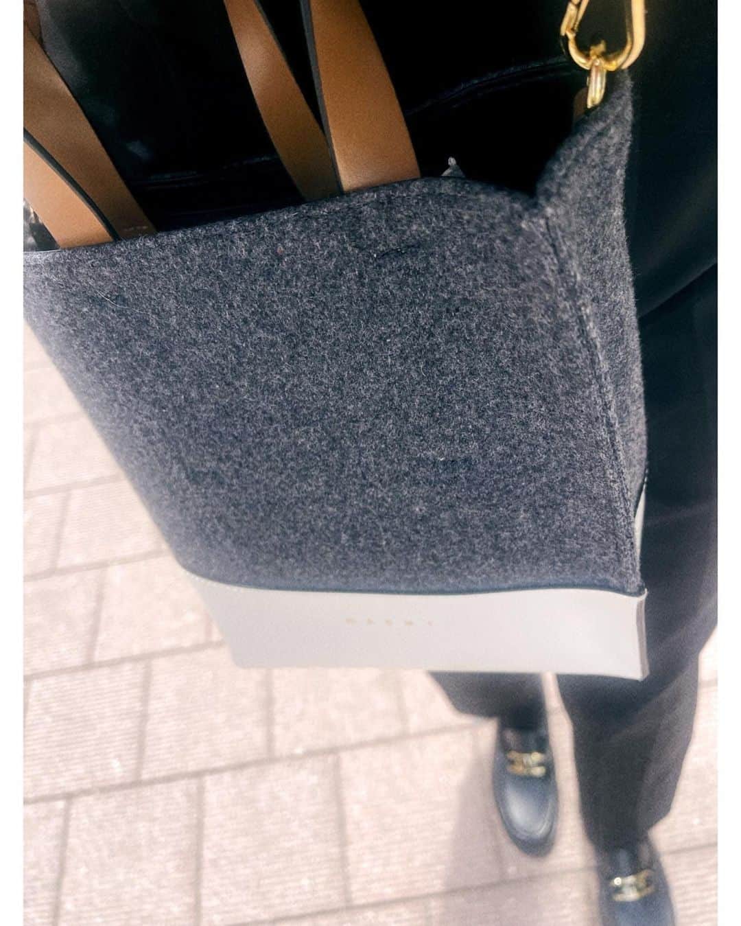 佐々木希さんのインスタグラム写真 - (佐々木希Instagram)「涼しくなってきましたね！ 今日はホールガーメントのニットを着てみました。気持ちいい🤍袖はカラーを変えてるの。 そしてbagは使いやすい#Marni のもの👜  本日も素敵な一日に☺︎  tops #iNtimite hat #iNtimite bag #Marni shoes #fendi」9月22日 11時52分 - nozomisasaki_official