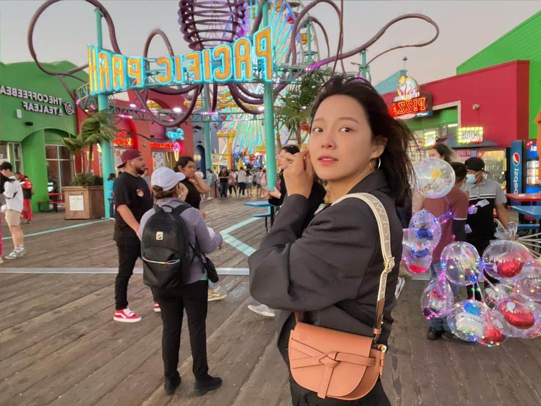 キム・セジョン（Gugudan SeMiNa）さんのインスタグラム写真 - (キム・セジョン（Gugudan SeMiNa）Instagram)「santa monica pier 🎡 바람이 너무 강해😱」9月22日 12時13分 - clean_0828