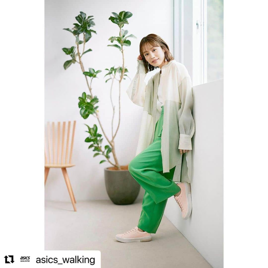 高橋愛さんのインスタグラム写真 - (高橋愛Instagram)「この度！ @asics_walking さんとコラボレーションさせていただくこととなりました👟👟💖 ㅤㅤㅤㅤㅤㅤㅤㅤㅤㅤㅤㅤㅤ 去年から打ち合わせをし 約１年かけて 出来上がりました❤️‍🔥❤️‍🔥❤️‍🔥 ㅤㅤㅤㅤㅤㅤㅤㅤㅤㅤㅤㅤㅤ それはそれは 愛おしいスニーカーとなりまして まずはスニーカーのカタチ 履き心地 ピンクの色味や、生地感 中のイチゴ柄や、その配置 などなど  ですね、とにかくこだわりの ギュギュぎゅーーーっと 詰まった 2足となっております💖 ㅤㅤㅤㅤㅤㅤㅤㅤㅤㅤㅤㅤㅤ 何よりね 履いた時の軽さったら！ すごいんです。 是非！ 体感してほしいです💪🏻💗 ㅤㅤㅤㅤㅤㅤㅤㅤㅤㅤㅤㅤㅤ やっと言えたー！うれしー！！！！！！ ルックも可愛く撮ってくださったので ぜひご覧下さい😆💪🏻💓 ㅤㅤㅤㅤㅤㅤㅤㅤㅤㅤㅤㅤㅤ ㅤㅤㅤㅤㅤㅤㅤㅤㅤㅤㅤㅤㅤ  #Repost @asics_walking with @use.repost ・・・ ・  高橋愛さん( @i_am_takahashi )と コラボレーションしたウォーキングシューズ 「GEL-LASIRO (ゲルラシーロ)」を発売！  履き心地の良さにこだわった、 コートタイプとスニーカータイプの 2タイプ展開で、大人でも使いやすい、 甘すぎないきれいなピンクカラーは、 高橋愛さんが監修しました。  シンプルかつ綺麗なシルエットで、 さまざまなファッションに あわせやすいのが特徴です。 中敷には、イチゴのイラストを描き、 さりげない可愛らしさを表現しています。 ※ピンクカラーのみ  - - - - - - - - - - -  ▶New アシックスウォーキングでは、  新たに皆さまが「歩く」を楽しめる コミュニティ #ASICSWALKINGmate を スタートしました。  本アカウントでは、 皆さまのおすすめウォーキングフォトや  ウォーキングスポットをご紹介いたします。  ウォーキングの際は #ASICSWALKINGmate をつけて  ご投稿ください！   皆さまからの素敵なお写真をお待ちしております。   - - - - - - - - - - -   #アシックス#ASICS#アシックスウォーキング #ASICSWALKING#今日の足元 #足元倶楽部 #ウォーキング#ウォーキングシューズ#歩こう #お散歩#いちご#カジュアルコーデ#GELLASIRO #コラボ#コラボ商品#PINK#ピンク」9月22日 12時34分 - i_am_takahashi