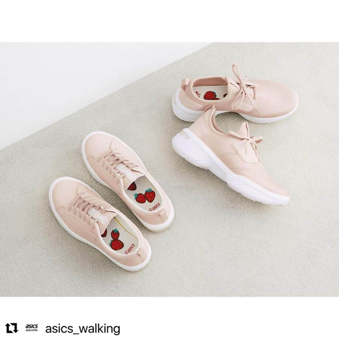 高橋愛さんのインスタグラム写真 - (高橋愛Instagram)「この度！ @asics_walking さんとコラボレーションさせていただくこととなりました👟👟💖 ㅤㅤㅤㅤㅤㅤㅤㅤㅤㅤㅤㅤㅤ 去年から打ち合わせをし 約１年かけて 出来上がりました❤️‍🔥❤️‍🔥❤️‍🔥 ㅤㅤㅤㅤㅤㅤㅤㅤㅤㅤㅤㅤㅤ それはそれは 愛おしいスニーカーとなりまして まずはスニーカーのカタチ 履き心地 ピンクの色味や、生地感 中のイチゴ柄や、その配置 などなど  ですね、とにかくこだわりの ギュギュぎゅーーーっと 詰まった 2足となっております💖 ㅤㅤㅤㅤㅤㅤㅤㅤㅤㅤㅤㅤㅤ 何よりね 履いた時の軽さったら！ すごいんです。 是非！ 体感してほしいです💪🏻💗 ㅤㅤㅤㅤㅤㅤㅤㅤㅤㅤㅤㅤㅤ やっと言えたー！うれしー！！！！！！ ルックも可愛く撮ってくださったので ぜひご覧下さい😆💪🏻💓 ㅤㅤㅤㅤㅤㅤㅤㅤㅤㅤㅤㅤㅤ ㅤㅤㅤㅤㅤㅤㅤㅤㅤㅤㅤㅤㅤ  #Repost @asics_walking with @use.repost ・・・ ・  高橋愛さん( @i_am_takahashi )と コラボレーションしたウォーキングシューズ 「GEL-LASIRO (ゲルラシーロ)」を発売！  履き心地の良さにこだわった、 コートタイプとスニーカータイプの 2タイプ展開で、大人でも使いやすい、 甘すぎないきれいなピンクカラーは、 高橋愛さんが監修しました。  シンプルかつ綺麗なシルエットで、 さまざまなファッションに あわせやすいのが特徴です。 中敷には、イチゴのイラストを描き、 さりげない可愛らしさを表現しています。 ※ピンクカラーのみ  - - - - - - - - - - -  ▶New アシックスウォーキングでは、  新たに皆さまが「歩く」を楽しめる コミュニティ #ASICSWALKINGmate を スタートしました。  本アカウントでは、 皆さまのおすすめウォーキングフォトや  ウォーキングスポットをご紹介いたします。  ウォーキングの際は #ASICSWALKINGmate をつけて  ご投稿ください！   皆さまからの素敵なお写真をお待ちしております。   - - - - - - - - - - -   #アシックス#ASICS#アシックスウォーキング #ASICSWALKING#今日の足元 #足元倶楽部 #ウォーキング#ウォーキングシューズ#歩こう #お散歩#いちご#カジュアルコーデ#GELLASIRO #コラボ#コラボ商品#PINK#ピンク」9月22日 12時34分 - i_am_takahashi