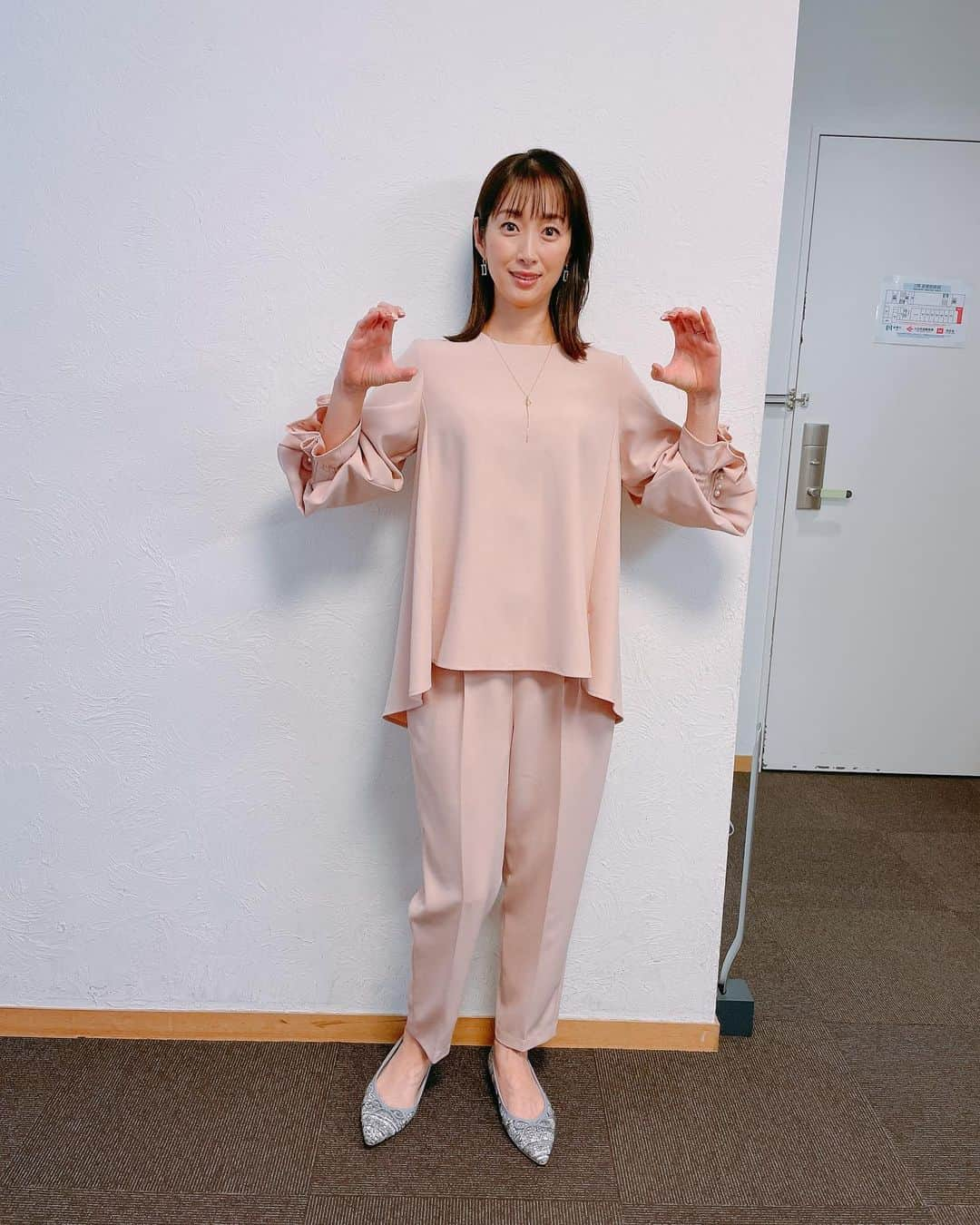 坂下千里子さんのインスタグラム写真 - (坂下千里子Instagram)「ハンドパワーからの♡ . . 寒くなってきたので体調気をつけてくださいね！  .  ブラウス、パンツ @troisiemechaco ジュエリー　@agete_official パンプス　@dianashoespress」9月22日 14時53分 - chiriko_sakashita_official