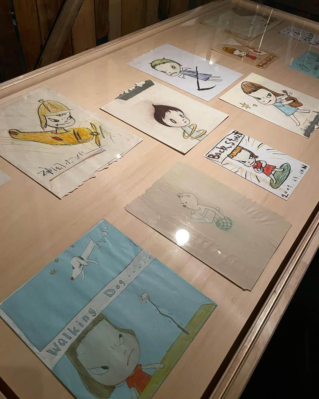 堀田真由さんのインスタグラム写真 - (堀田真由Instagram)「・ 撮休の日に奈良美智さんのドキュメント展 「もしもし、奈良さんの展覧会はできませんか？」を見に行って来ました。アートだけでなく展示されている インタビュー記事や資料からは3度の展覧会の奇跡を 思い出される言葉がたくさん綴られていて。。 私も少しでも何かに触れられたらなと 何度も足が止まりました。 自分の眼でみて、感じることができて本当によかったな🕊  #奈良美智 さん #もしもし展 #弘前れんが倉庫美術館」9月22日 17時13分 - mayuhotta